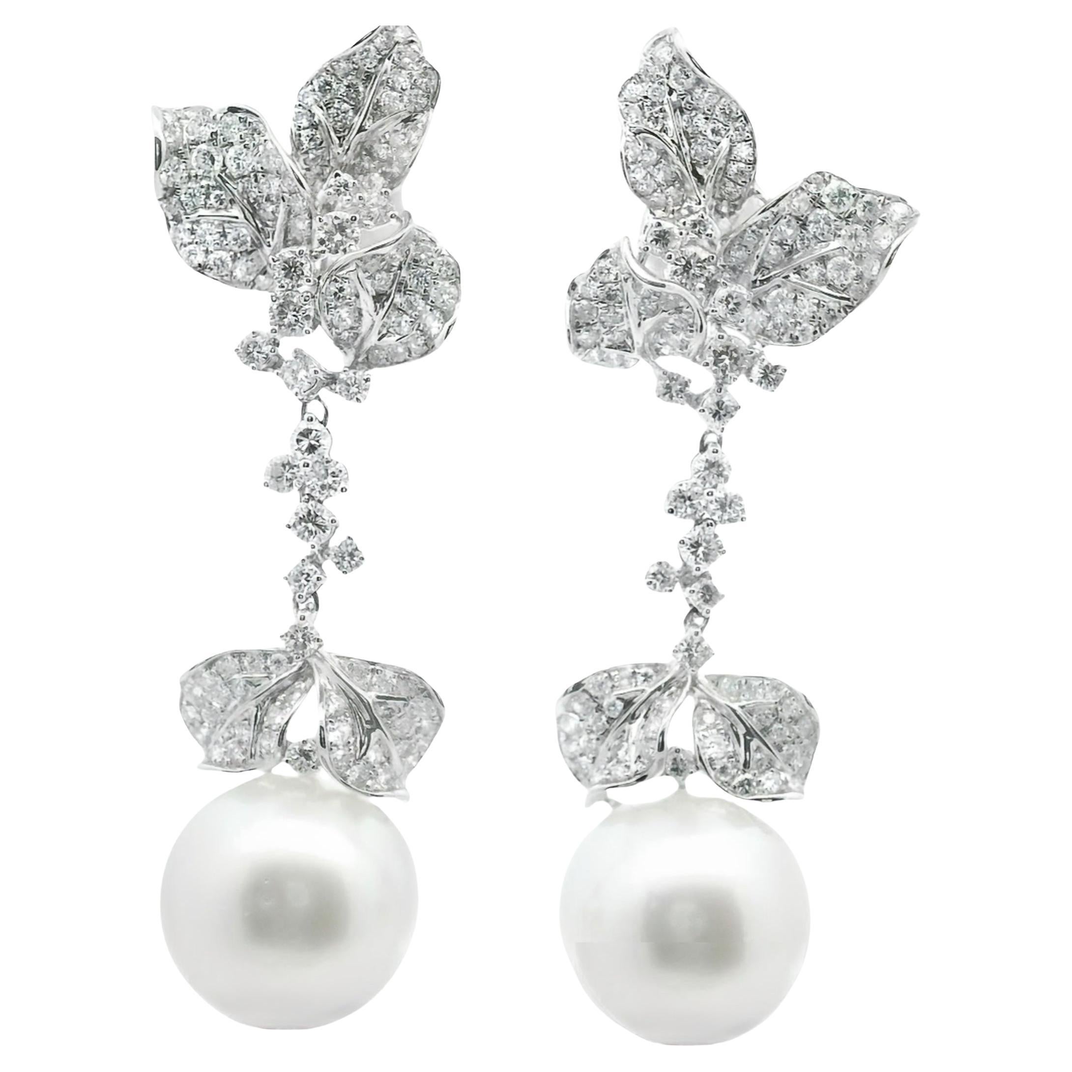 Perla bianca dei mari del sud da 15,0 mm con diamante pendente Orecchino da sposa in oro bianco in vendita