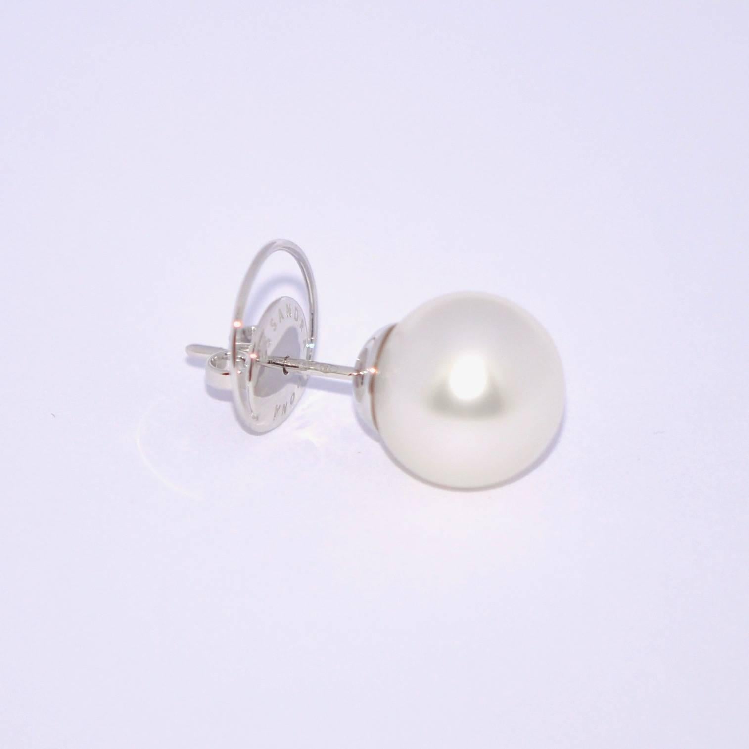Discover this White South Sea Pearl 11-12 mm 18K Whitw Gold Earrings.
South Sea pearls require no artificial treatments or colouring before being put onto the market. By virtue of such prestige and beauty they are considered “the Queens of pearls
