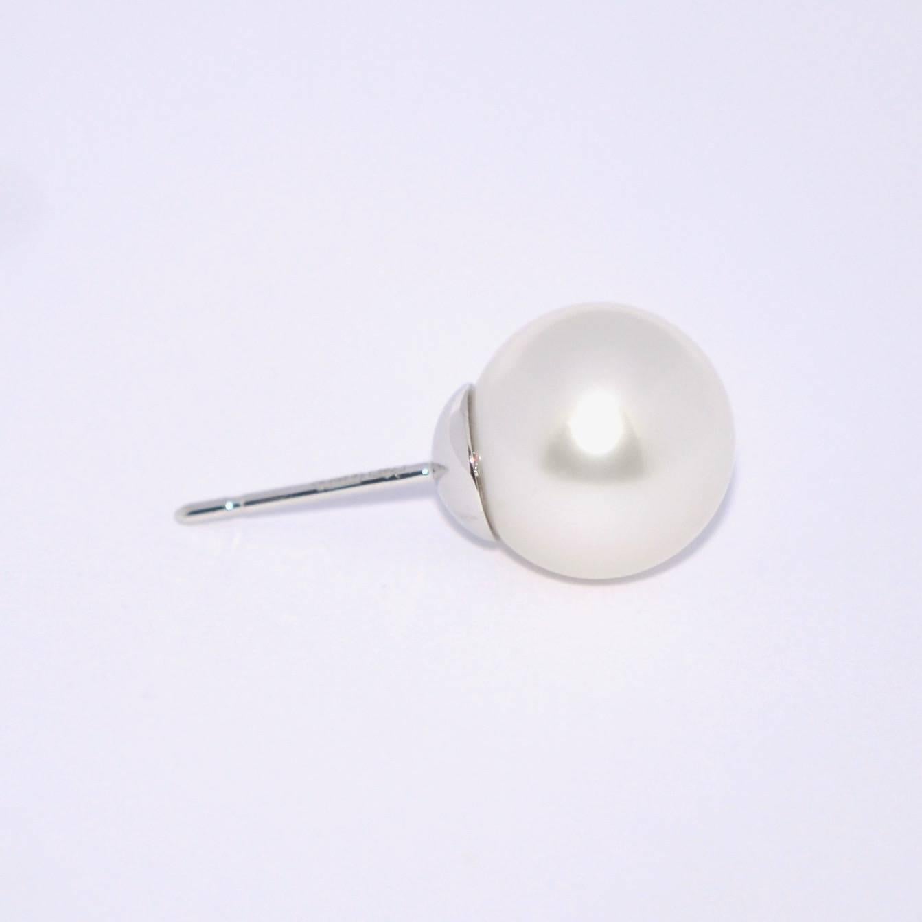 White South Sea Pearl 18 Karat White Gold Earrings In New Condition In Vannes, FR