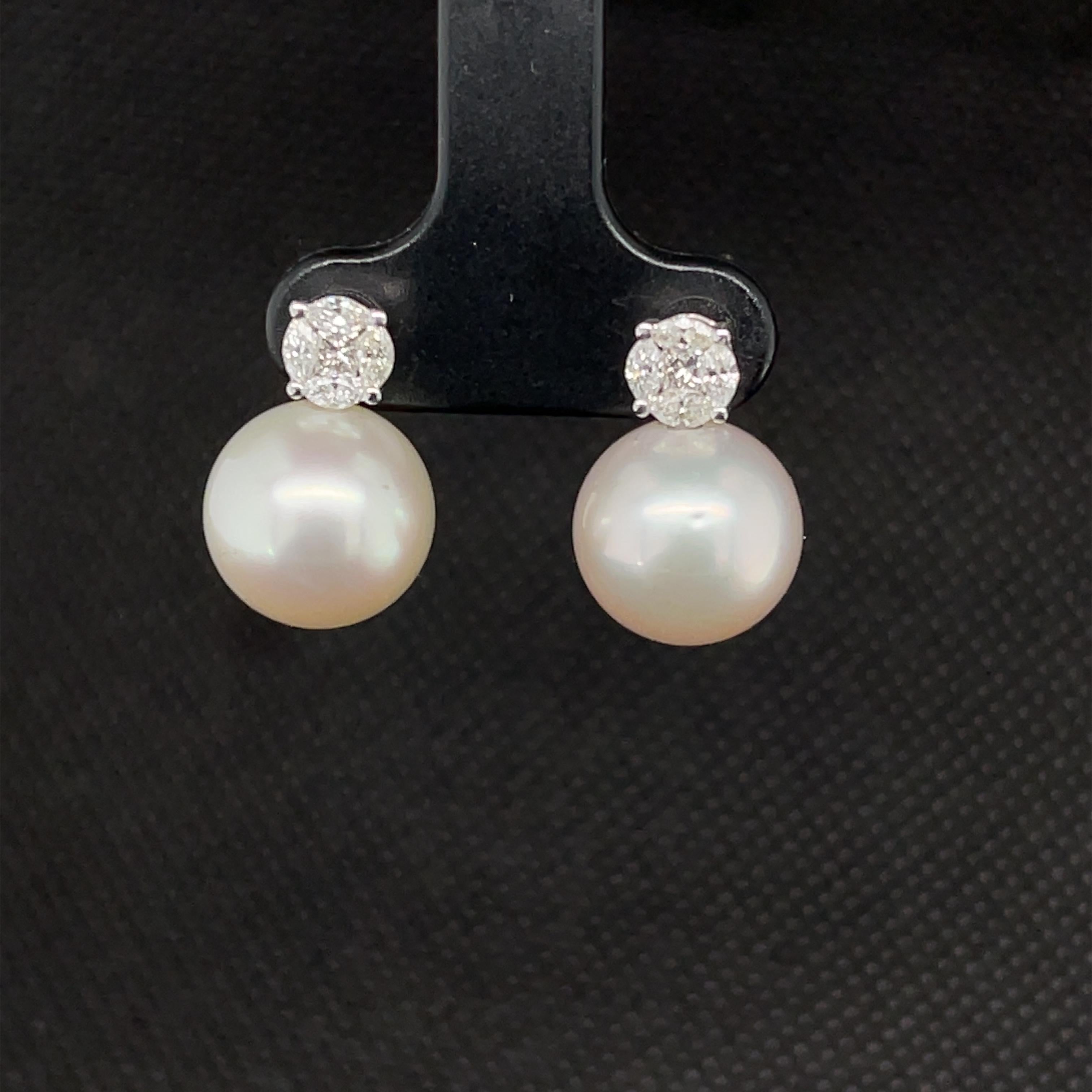 Distinguez-vous avec ces magnifiques boucles d'oreilles pendantes en perles des mers du Sud et diamants ! Ces superbes boucles d'oreilles présentent deux grandes perles blanches des mers du Sud de 11 mm magnifiquement assorties, serties dans de l'or