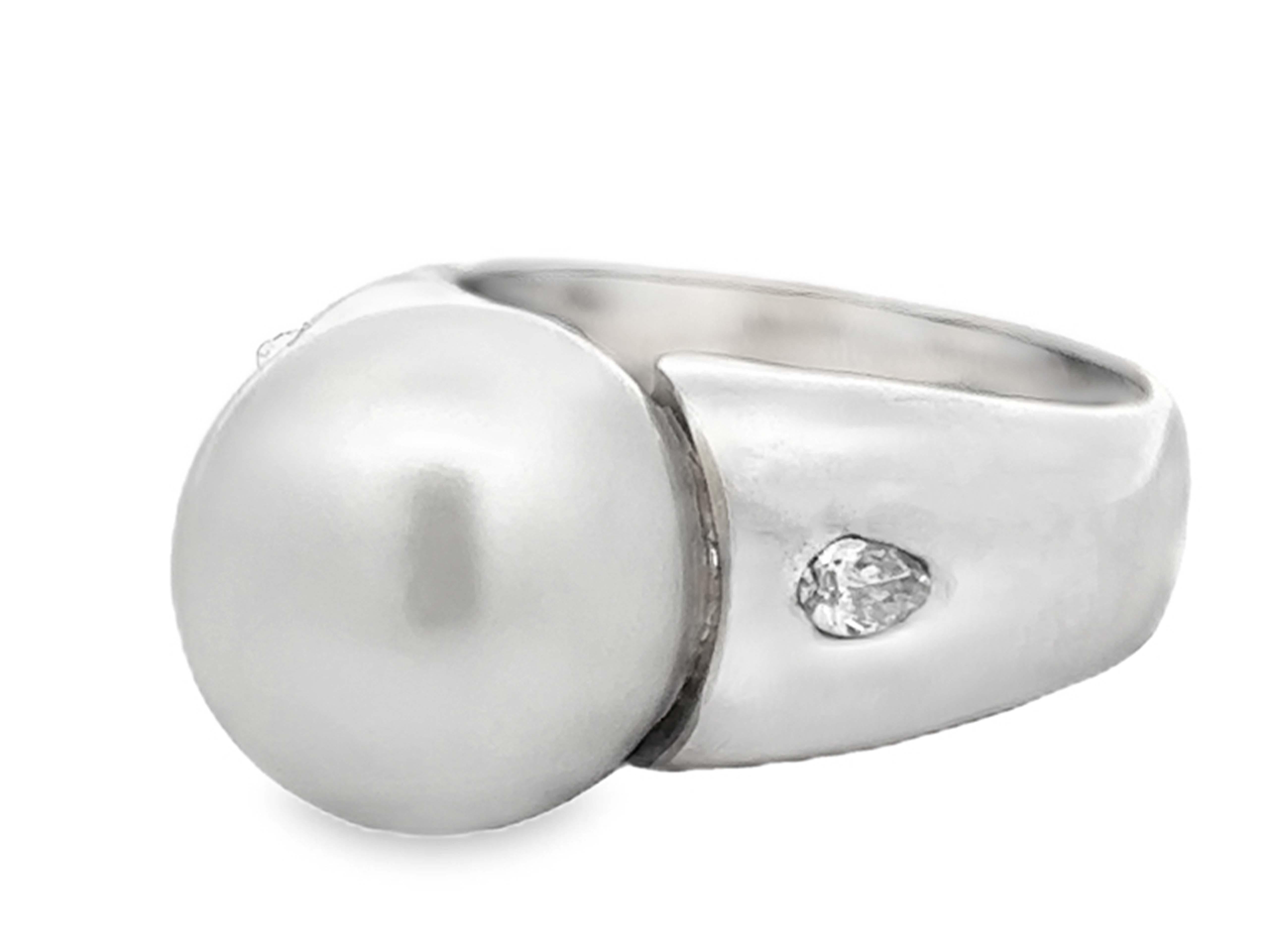 White South Sea Pearl and 2 Pear Shaped Diamonds Ring 14k White Gold In Excellent Condition For Sale In Honolulu, HI