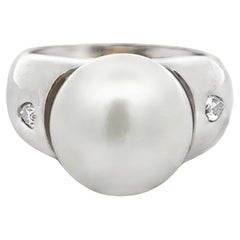 Bague en or blanc 14 carats, perle blanche des mers du Sud et 2 diamants en forme de poire