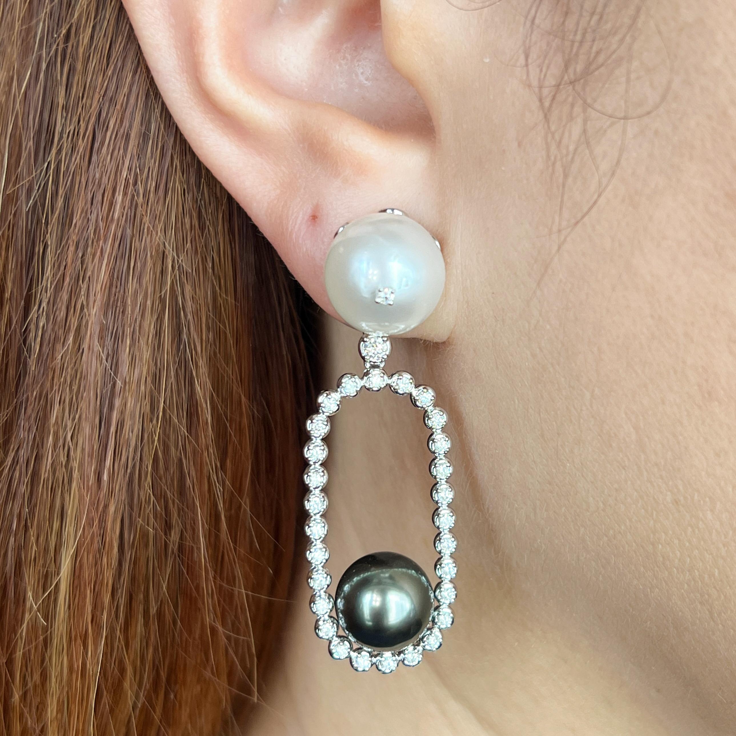 White South Sea Pearl and Black Tahitian Pearl Party Earring In New Condition For Sale In Hung Hom, HK