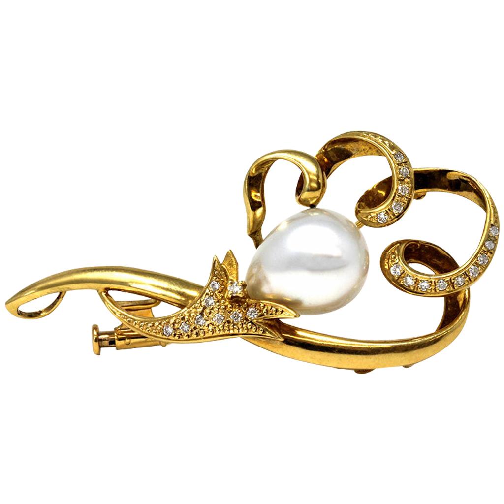 Broche en or 18 carats avec perles blanches des mers du Sud et diamants