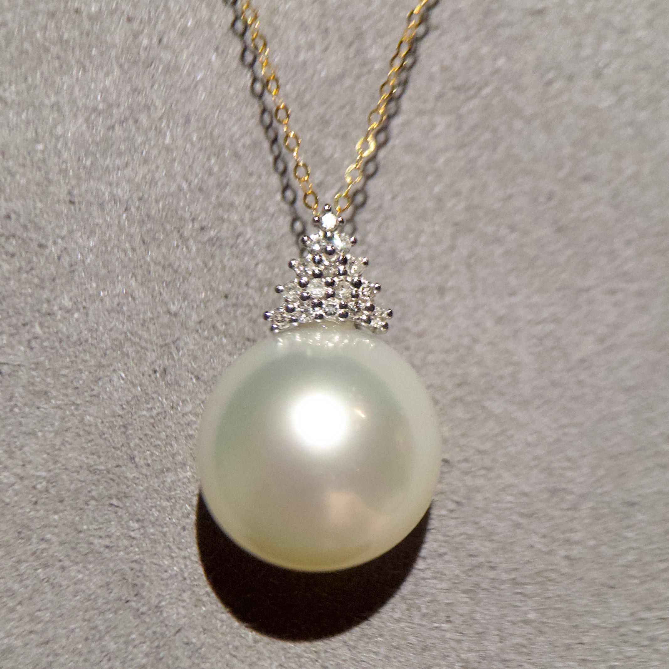 The South Sea Pearl is suspended under a triangle diamond pave bale, it is a very simple yet beautiful design. You only need a few diamonds in the bale to achieved a sparkling effect that we want in a jewellery. This pendant is definitely a bargain