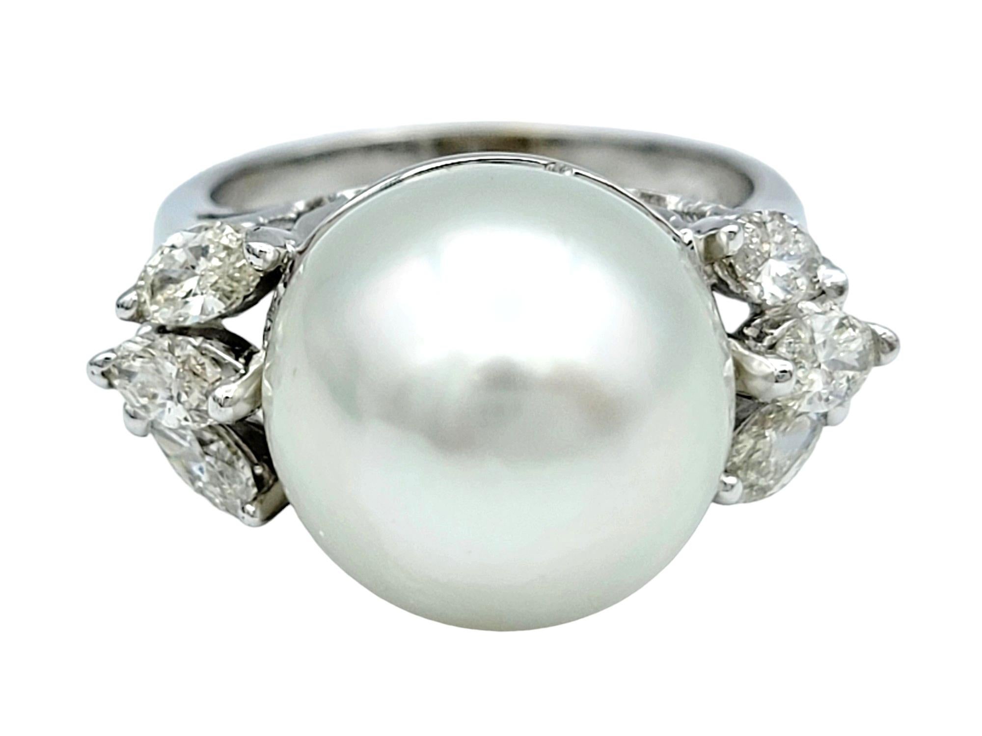 Misura dell'anello: 5.5 

Concediti una raffinatezza senza tempo con questo squisito anello da cocktail. Questo splendido pezzo è caratterizzato da una perla bianca coltivata dei mari del sud, lucente e semi-barocca, nota per le sue dimensioni
