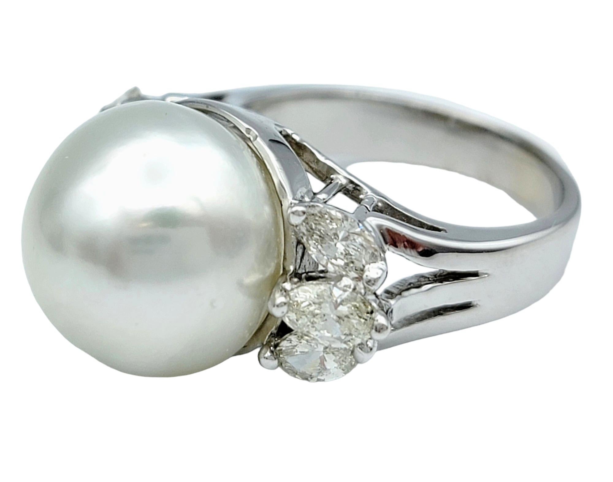 Contemporaneo Anello cocktail con perle bianche dei mari del sud e diamanti marquise in oro bianco 14 carati in vendita