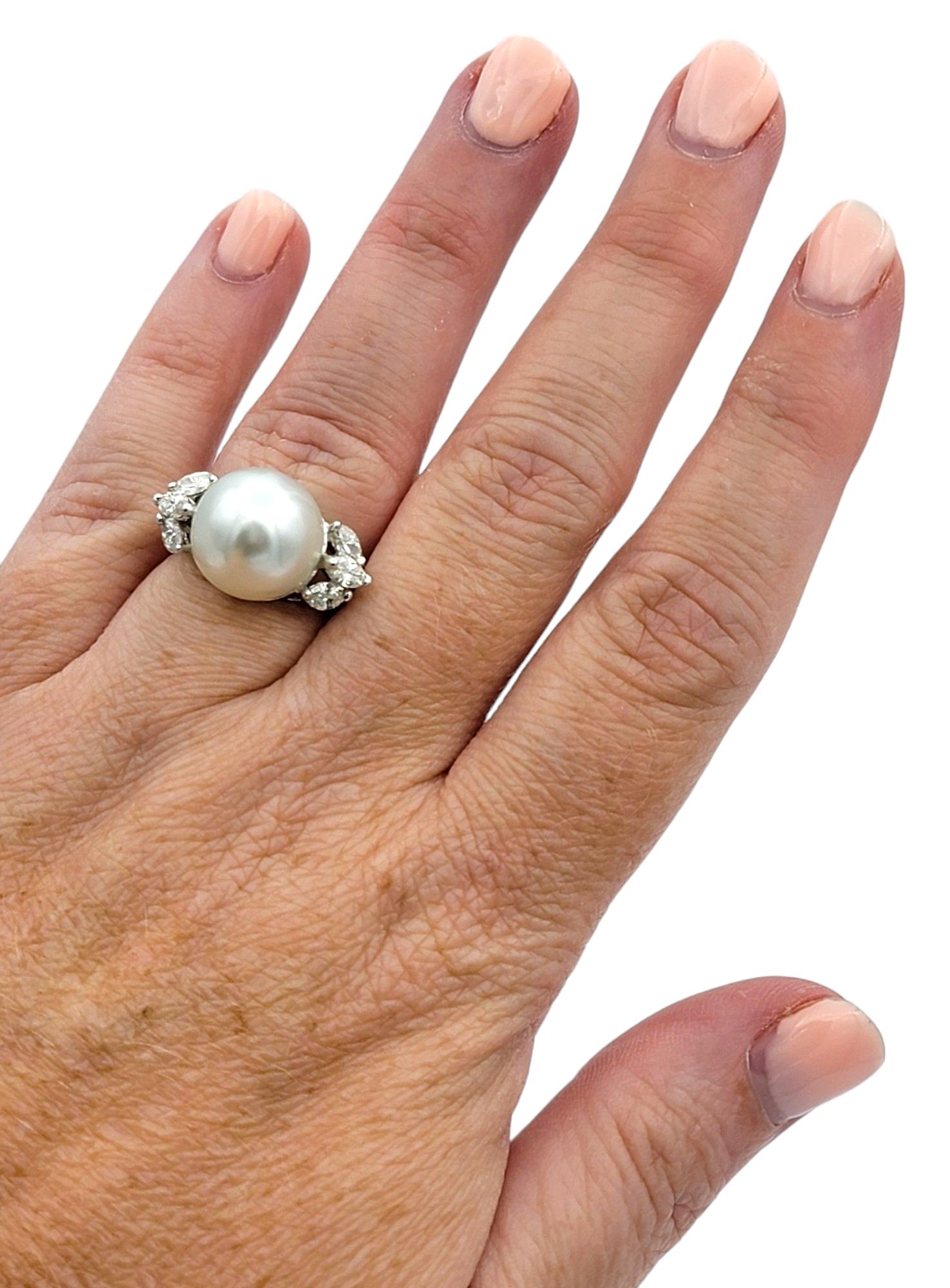 Donna Anello cocktail con perle bianche dei mari del sud e diamanti marquise in oro bianco 14 carati in vendita