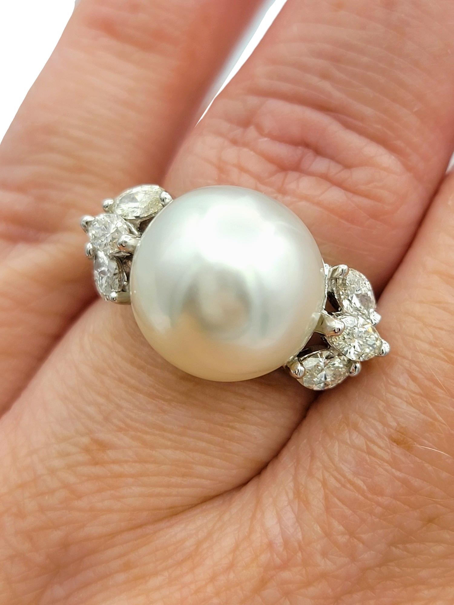 Anello cocktail con perle bianche dei mari del sud e diamanti marquise in oro bianco 14 carati in vendita 1