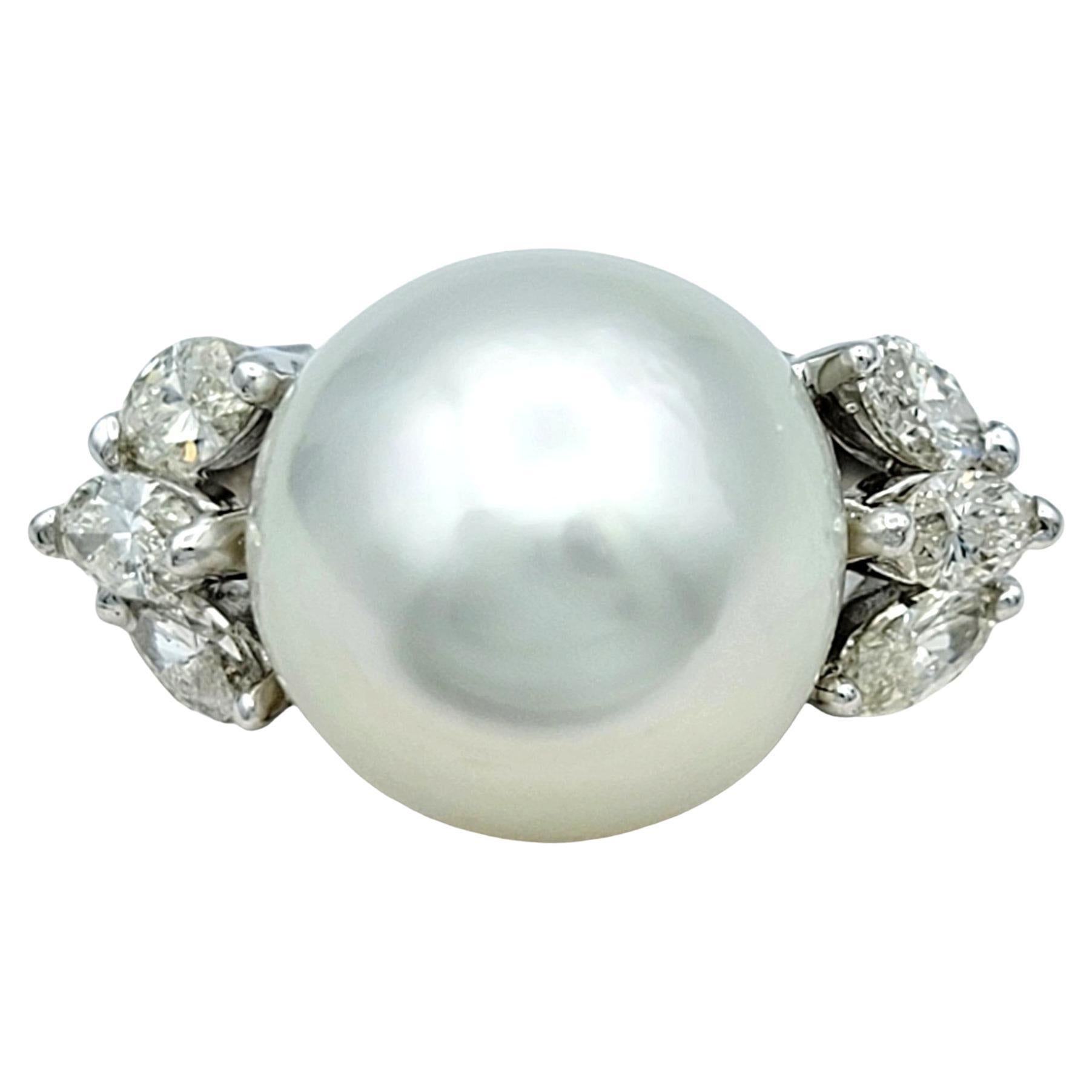 Anillo de cóctel de perla blanca del Mar del Sur y diamante marquesa en oro blanco de 14 quilates