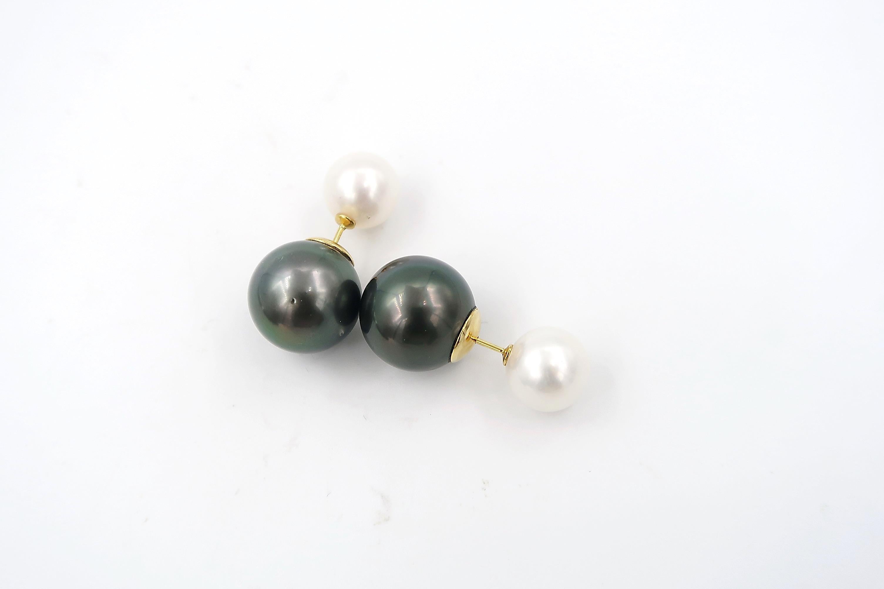 White South Sea Pearl and Tahitian Pearl Double Earrings in 18 Karat Yellow Gold

Gold: 18K 4.58g.
White South Sea Pearls: Approx. 11.5mm. 2 pcs.
Tahitian Pearls: Approx. 15.25mm. 2 pcs.