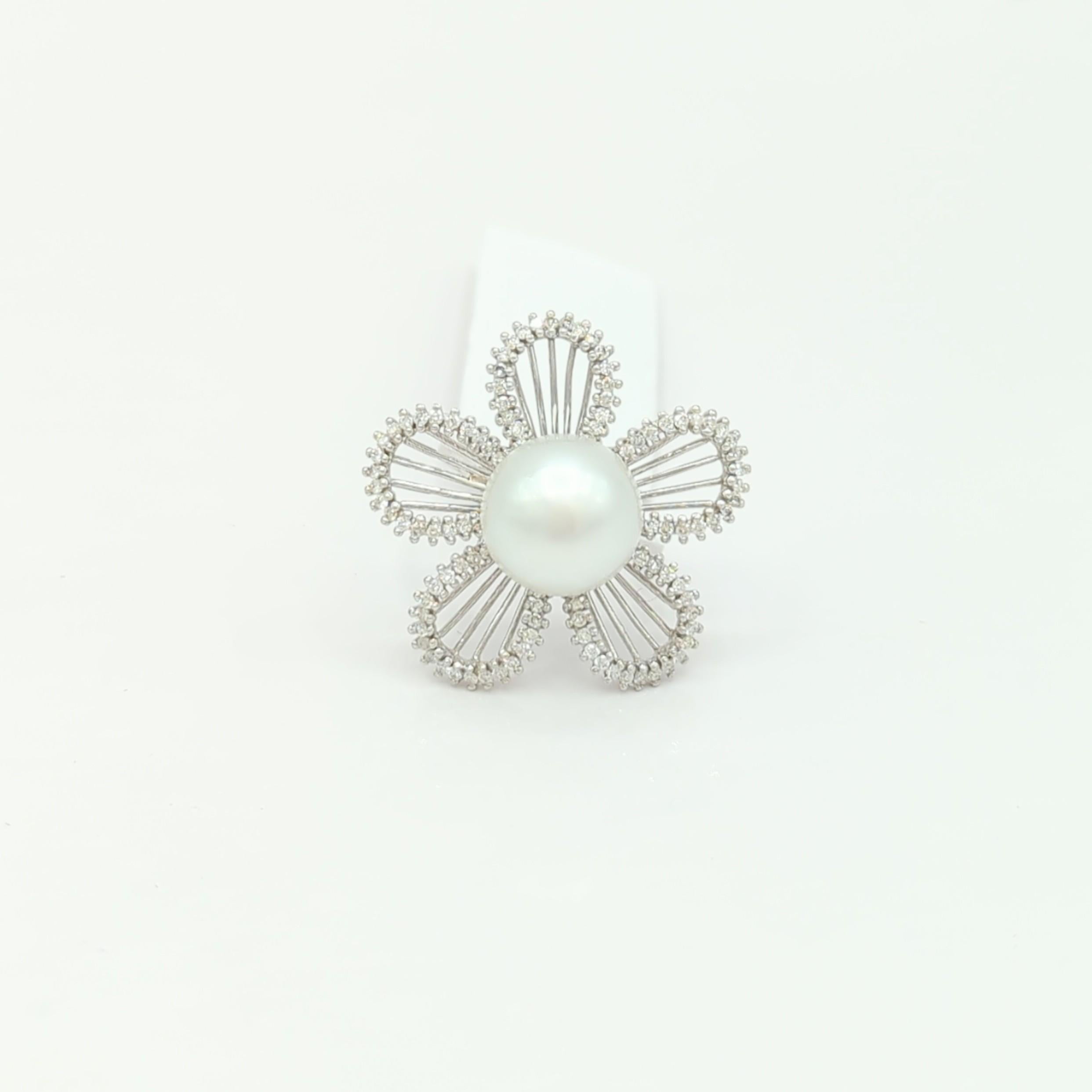 White South Sea Pearl and White Diamond Floral Ring in 18K White Gold In New Condition For Sale In Los Angeles, CA