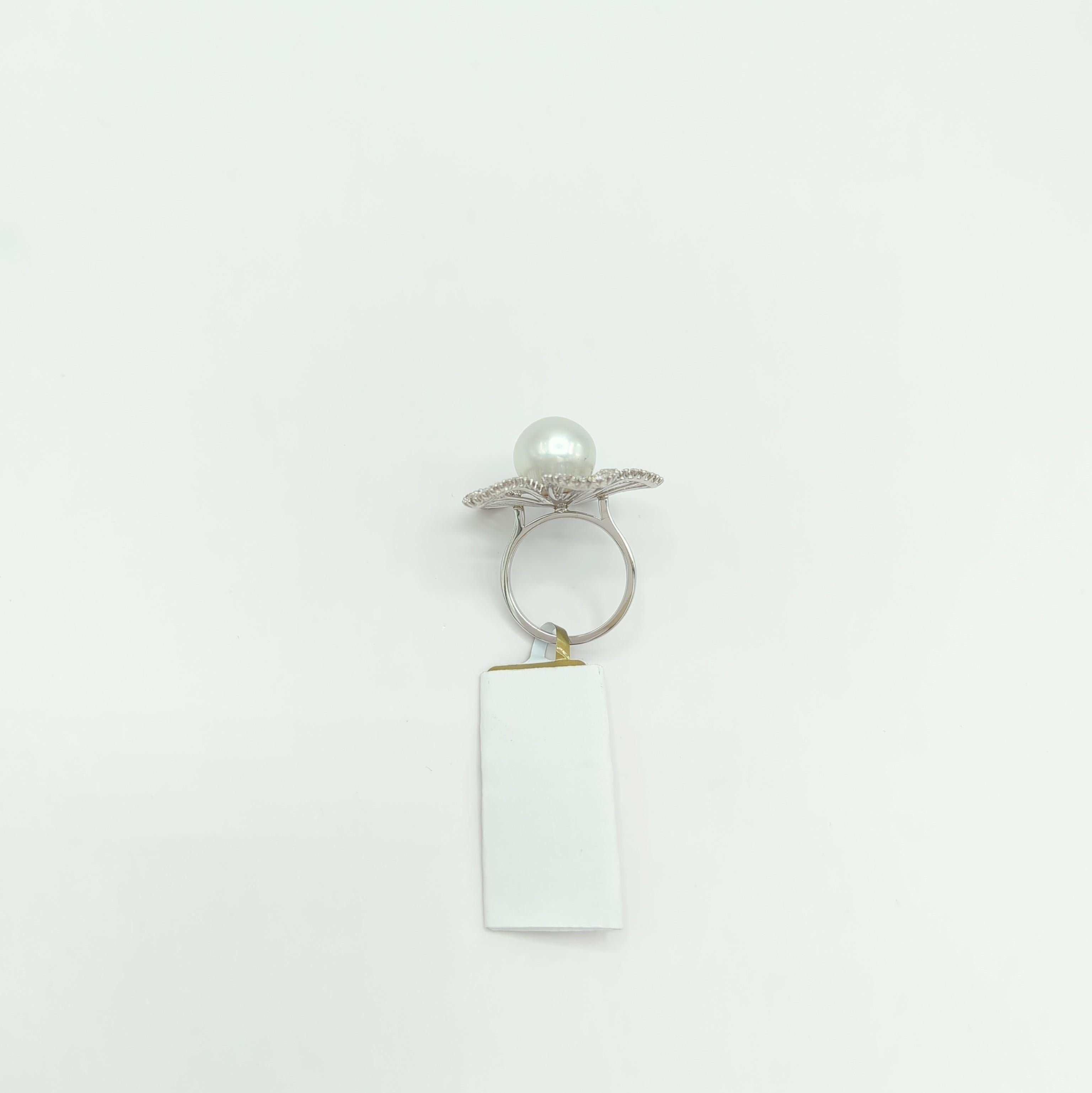 Weißer Südseeperlen- und weißer Diamant-Blumenring aus 18 Karat Weißgold im Angebot 1