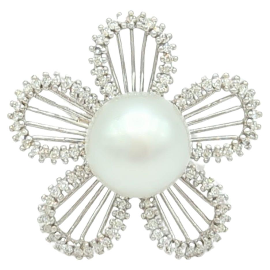 Weißer Südseeperlen- und weißer Diamant-Blumenring aus 18 Karat Weißgold im Angebot