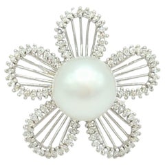 Weißer Südseeperlen- und weißer Diamant-Blumenring aus 18 Karat Weißgold