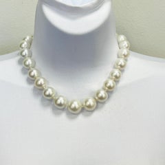 Collana di perle bianche dei mari del sud e diamanti bianchi in oro bianco 18 carati