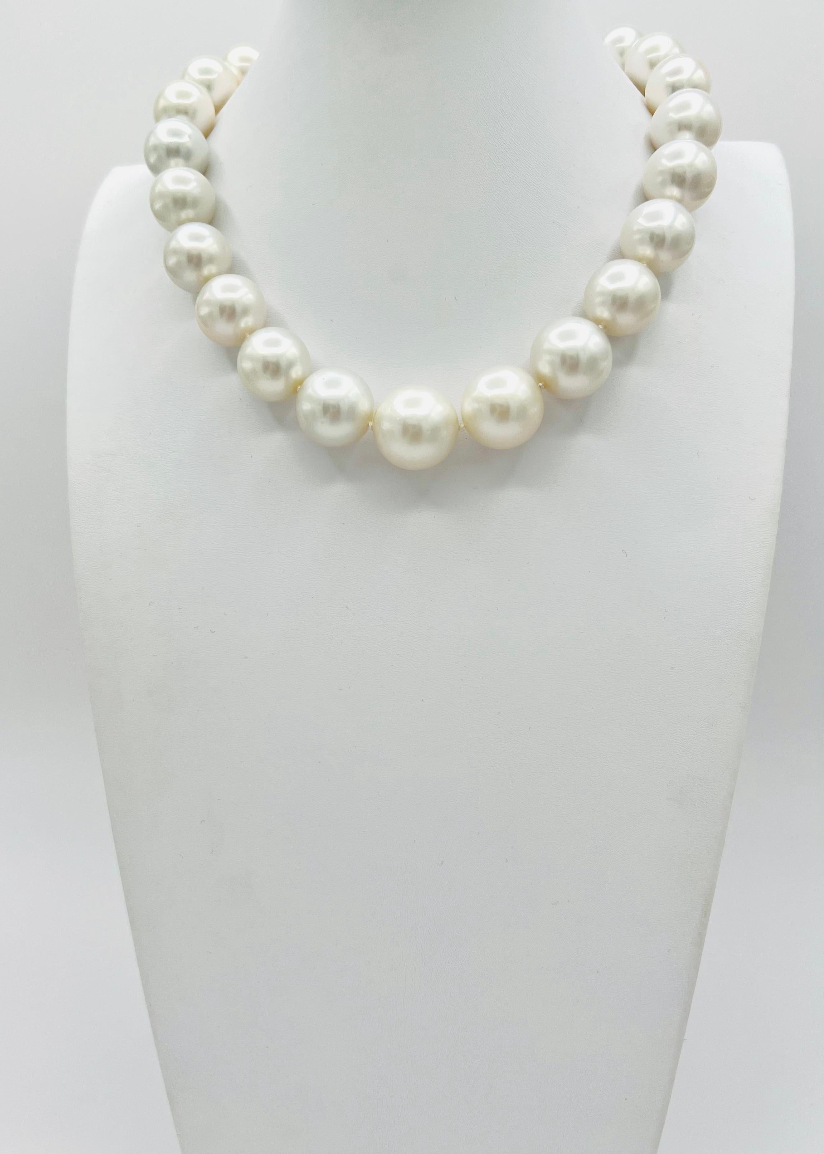 White South Sea Pearl and White Diamond Necklace in 18K White Gold In New Condition For Sale In Los Angeles, CA