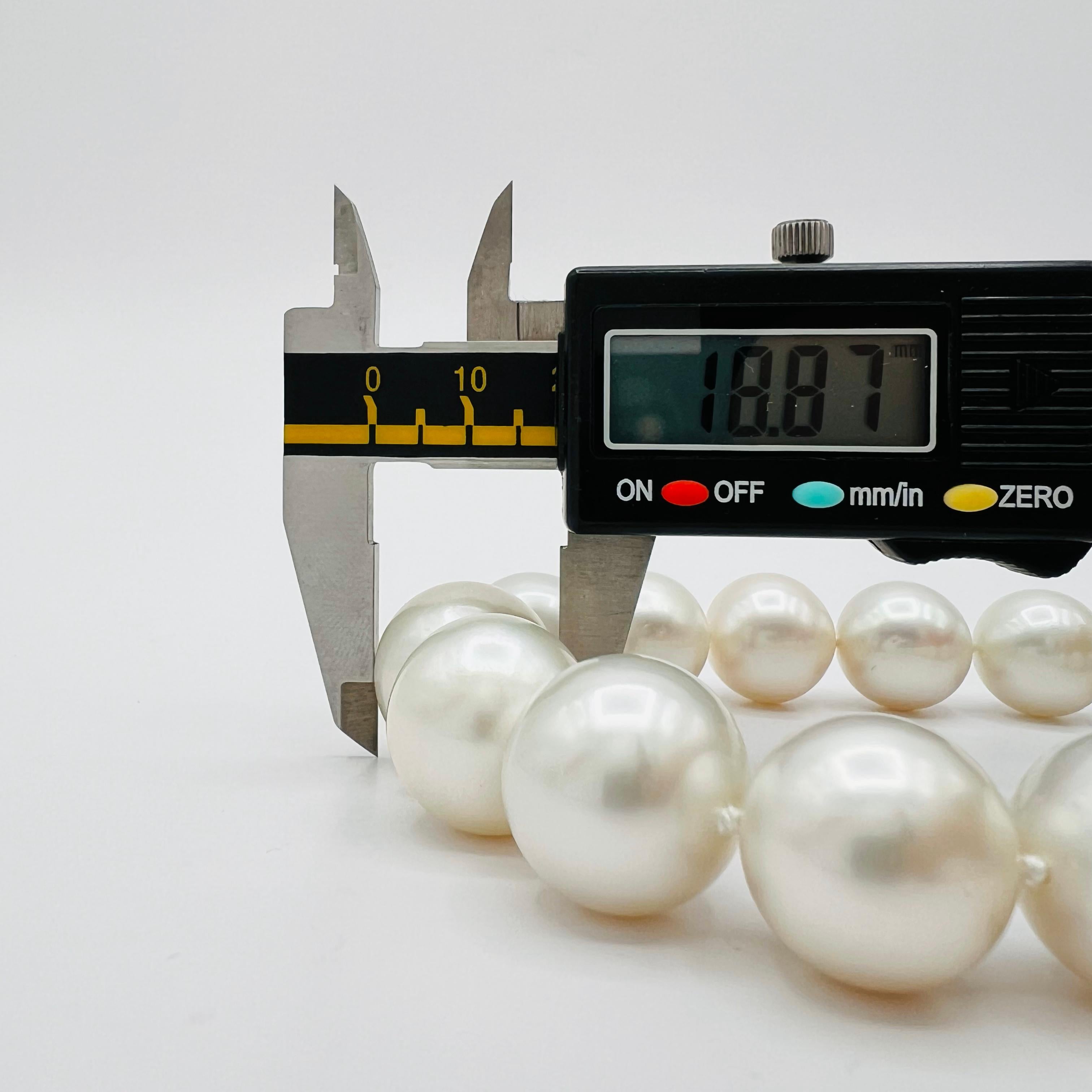 Collier de perles des mers du Sud blanches et de diamants blancs en or blanc 18 carats en vente 1