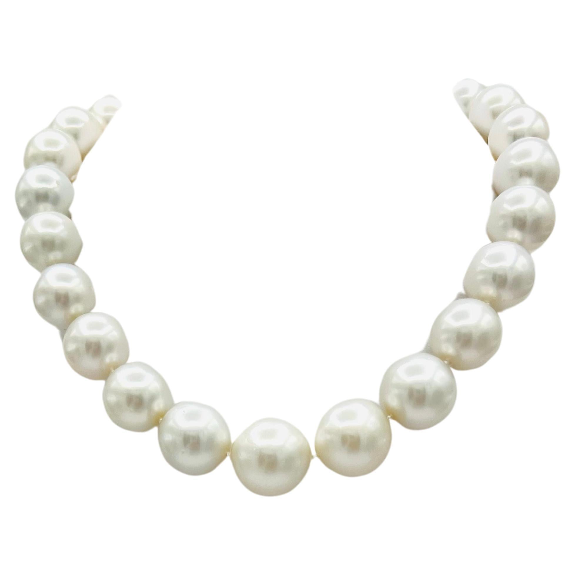 Collier de perles des mers du Sud blanches et de diamants blancs en or blanc 18 carats