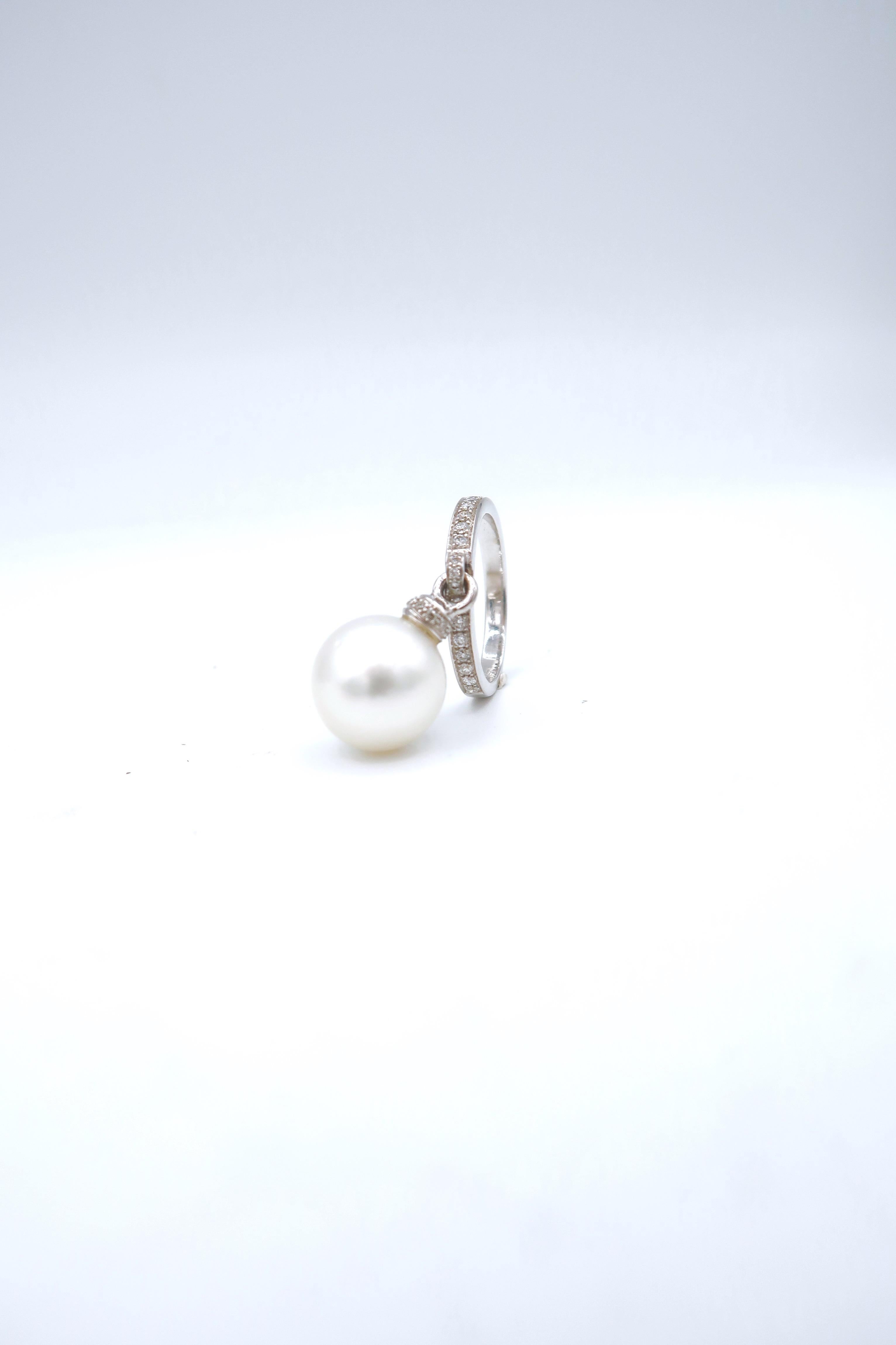White South Sea Pearl Dangle Ring in 18K White Gold with Diamonds

Diamond: 0.25ct.
Gold: 18K White Gold 3.85g.
South Sea Pearl 1 pc.