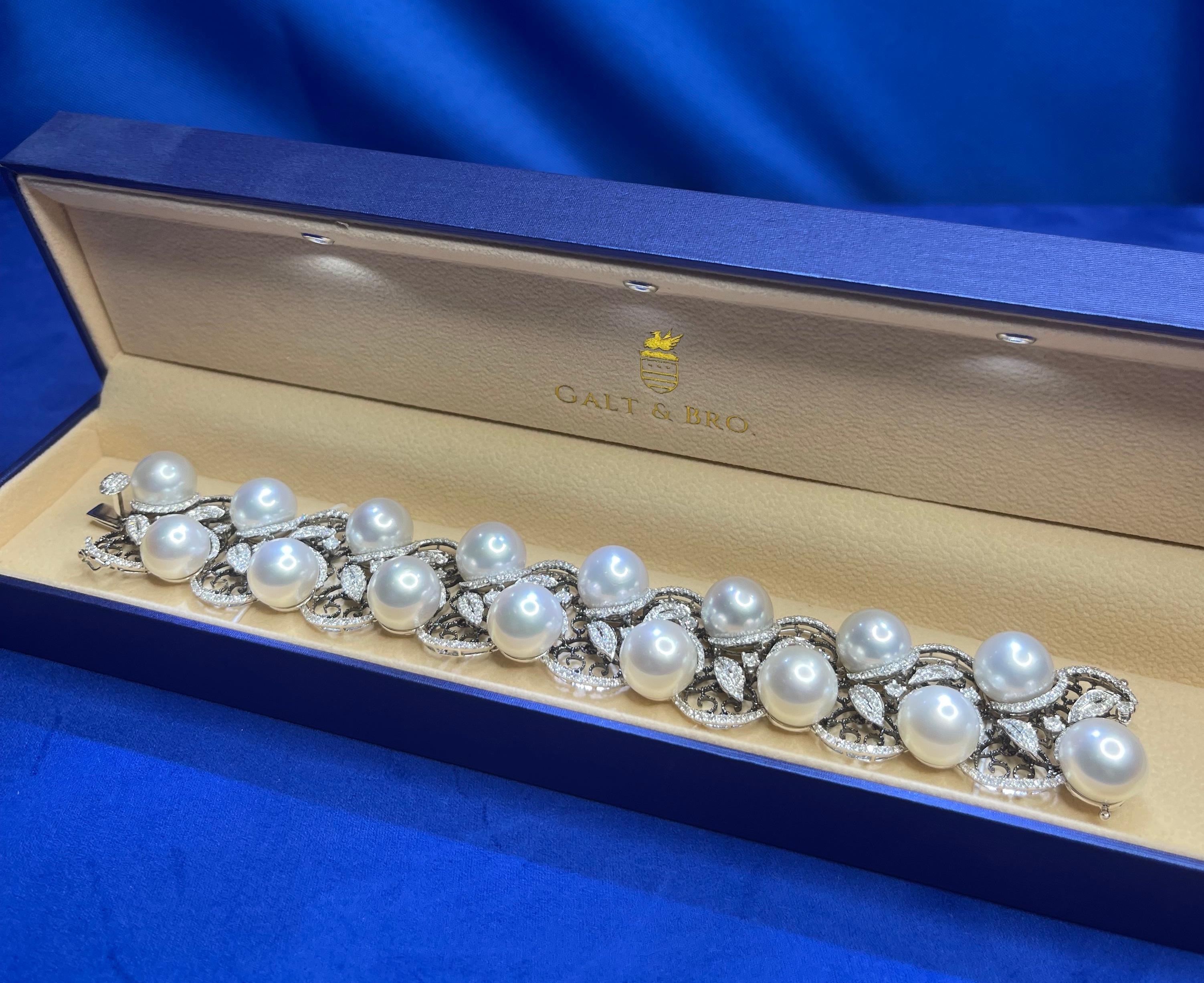 Bracelet en or blanc 18 carats avec perles des mers du Sud et diamants en vente 5