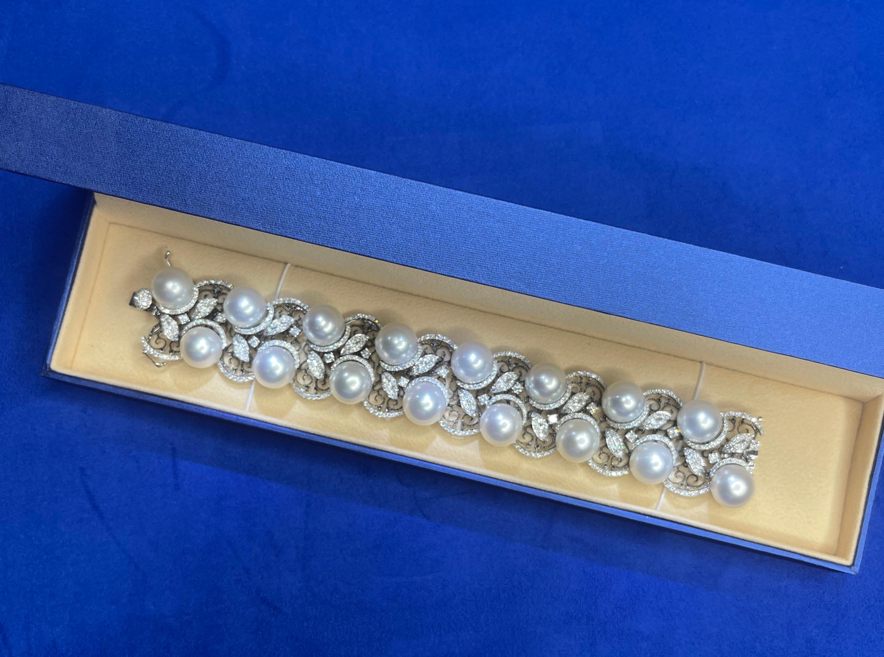 Bracelet en or blanc 18 carats avec perles des mers du Sud et diamants en vente 6
