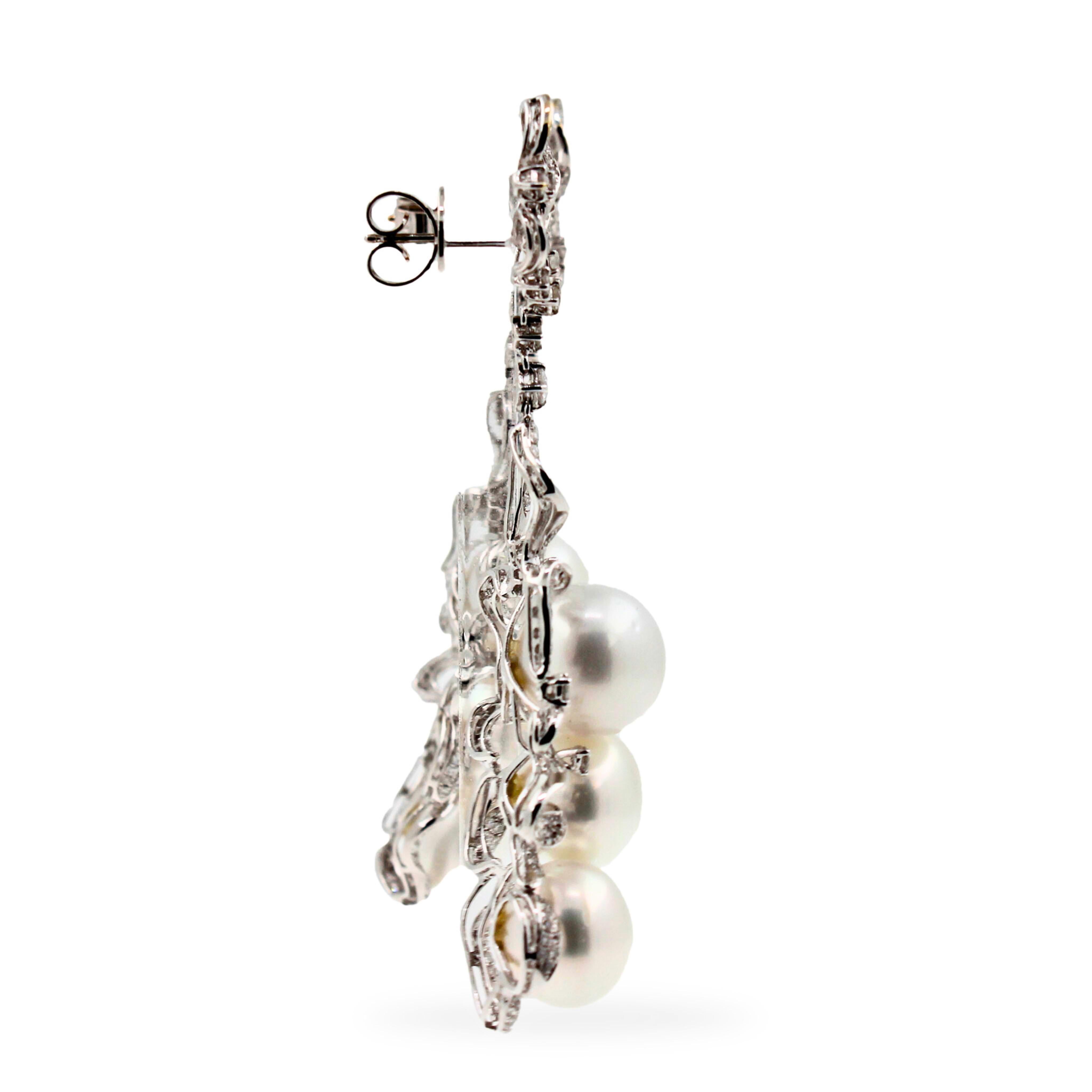 Boucles d'oreilles en or blanc 18 carats avec perles des mers du sud et diamants en vente 4