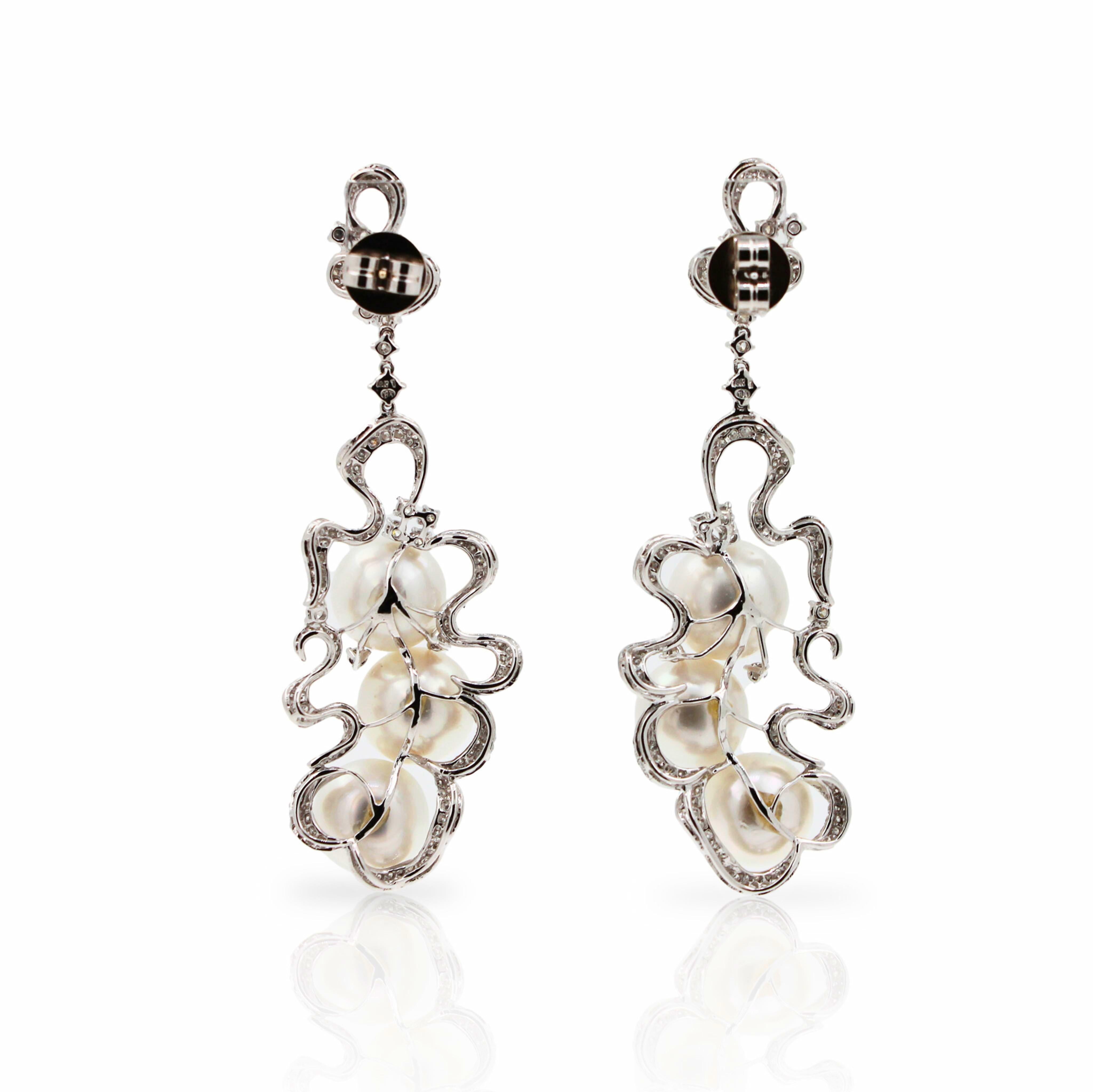 Boucles d'oreilles en or blanc 18 carats avec perles des mers du sud et diamants en vente 5