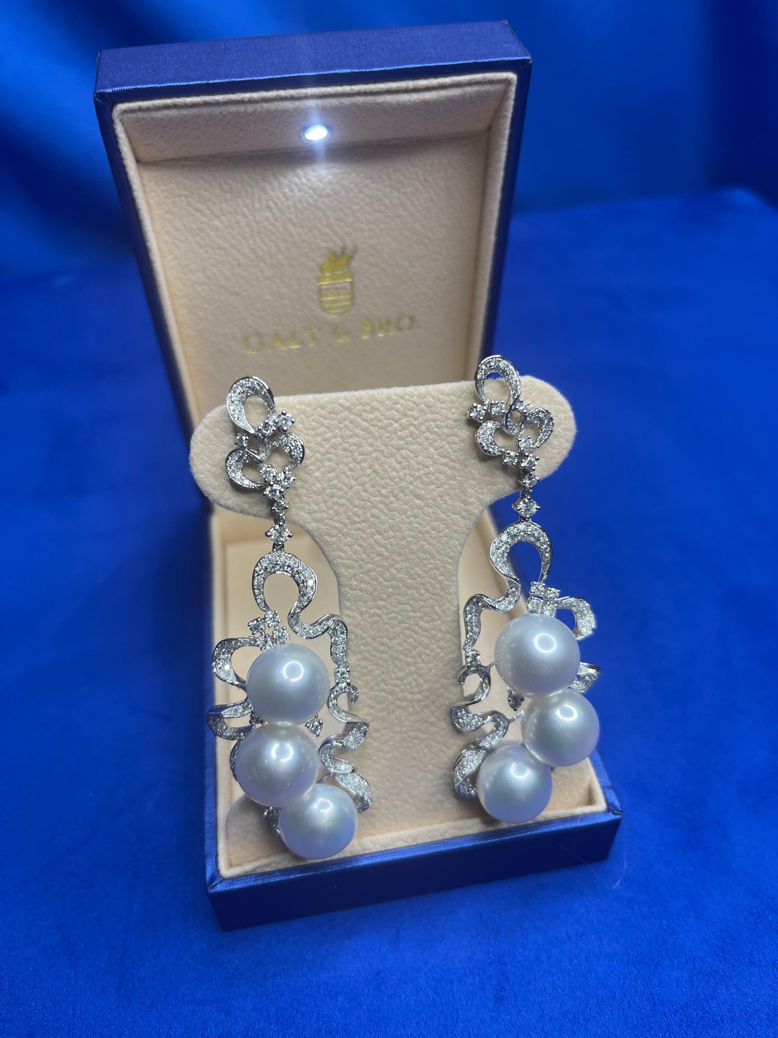 Moderne Boucles d'oreilles en or blanc 18 carats avec perles des mers du sud et diamants en vente