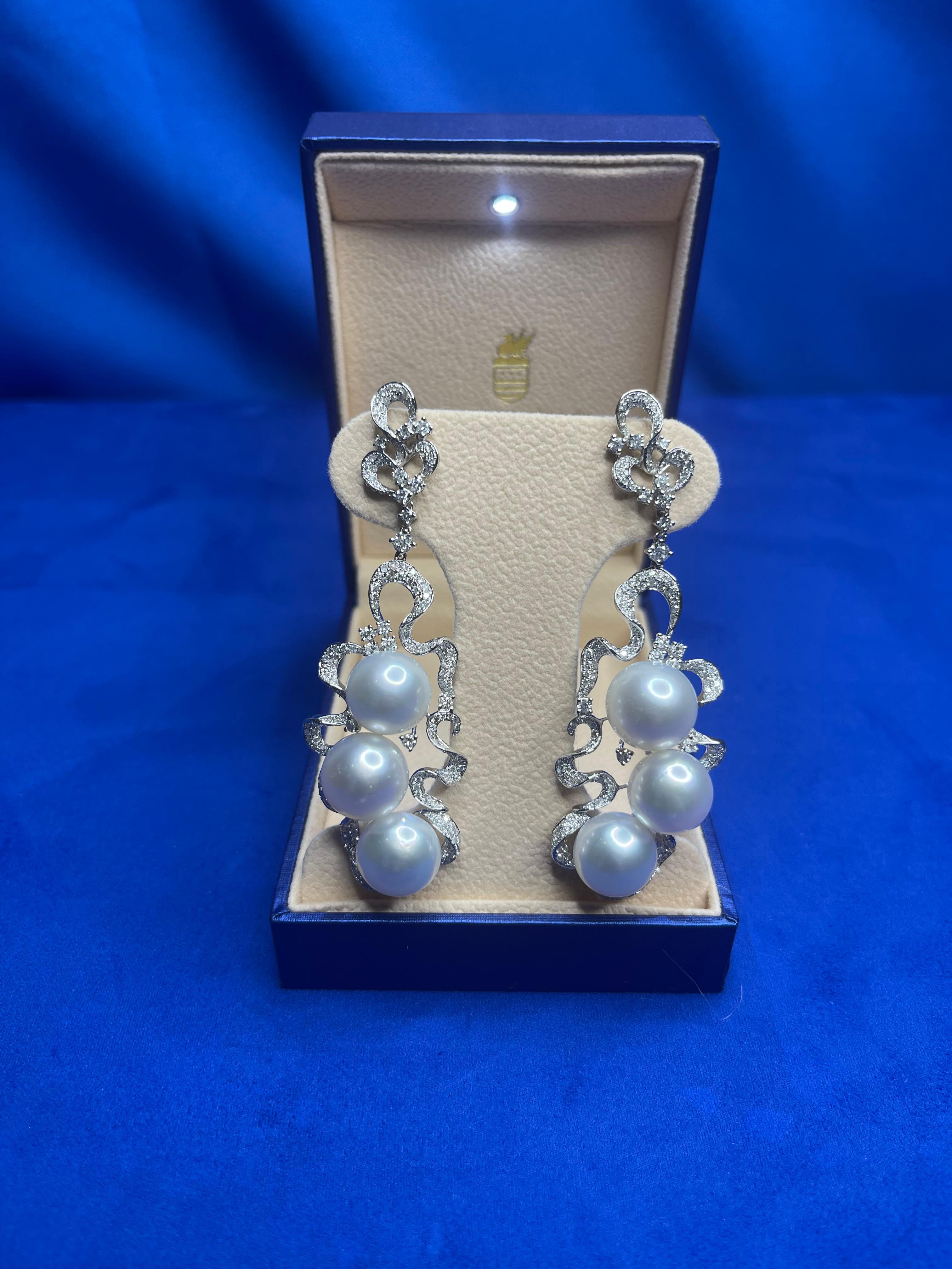 Taille ronde Boucles d'oreilles en or blanc 18 carats avec perles des mers du sud et diamants en vente