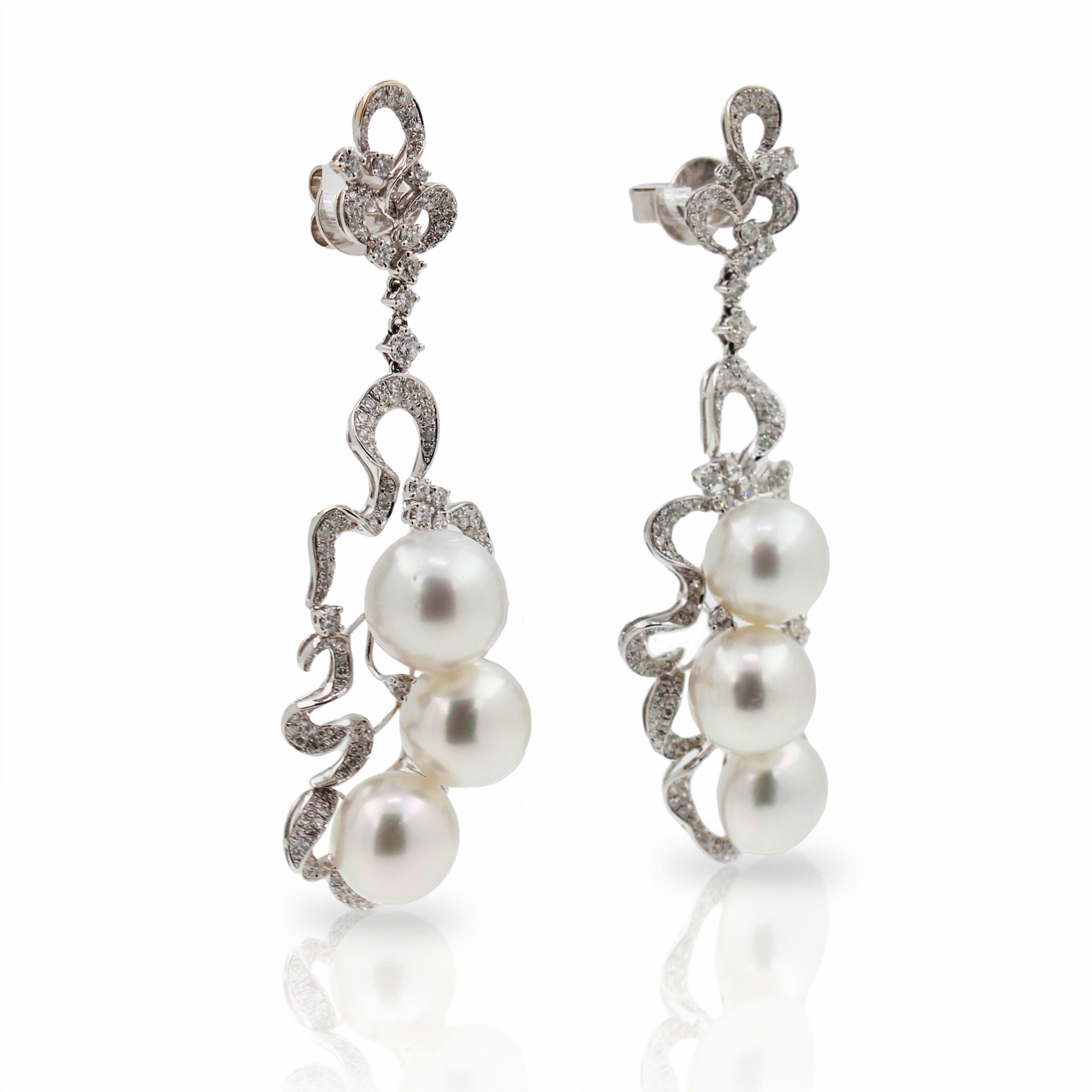 Boucles d'oreilles en or blanc 18 carats avec perles des mers du sud et diamants en vente 3