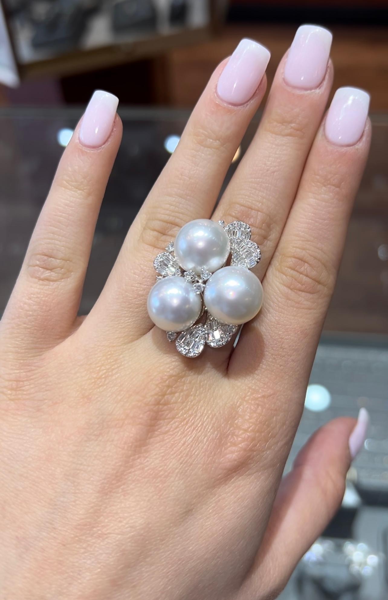 Moderno Anello dichiarato con perle bianche dei mari del sud e diamanti a grappolo in oro bianco 18 carati in vendita