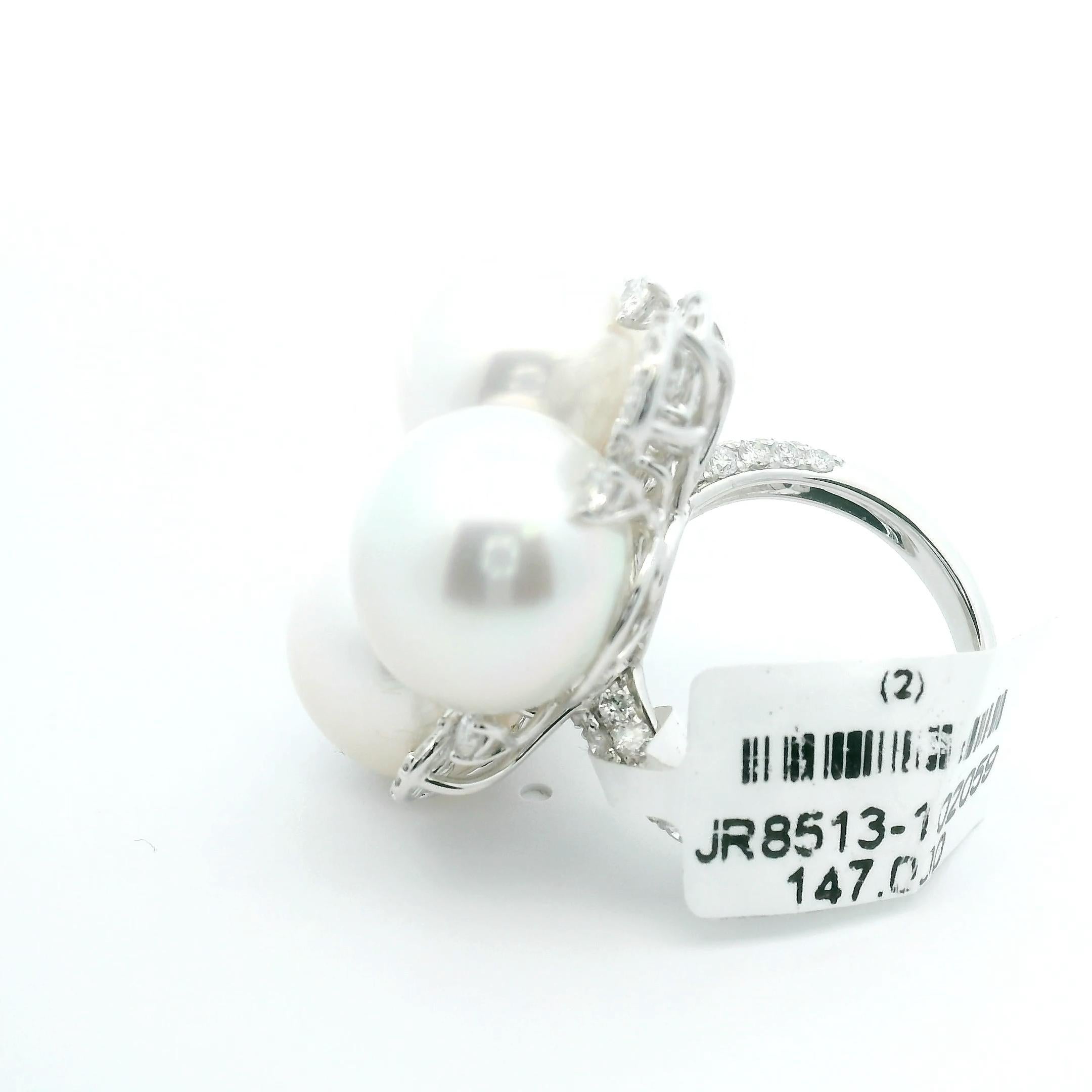Taglio baguette Anello dichiarato con perle bianche dei mari del sud e diamanti a grappolo in oro bianco 18 carati in vendita
