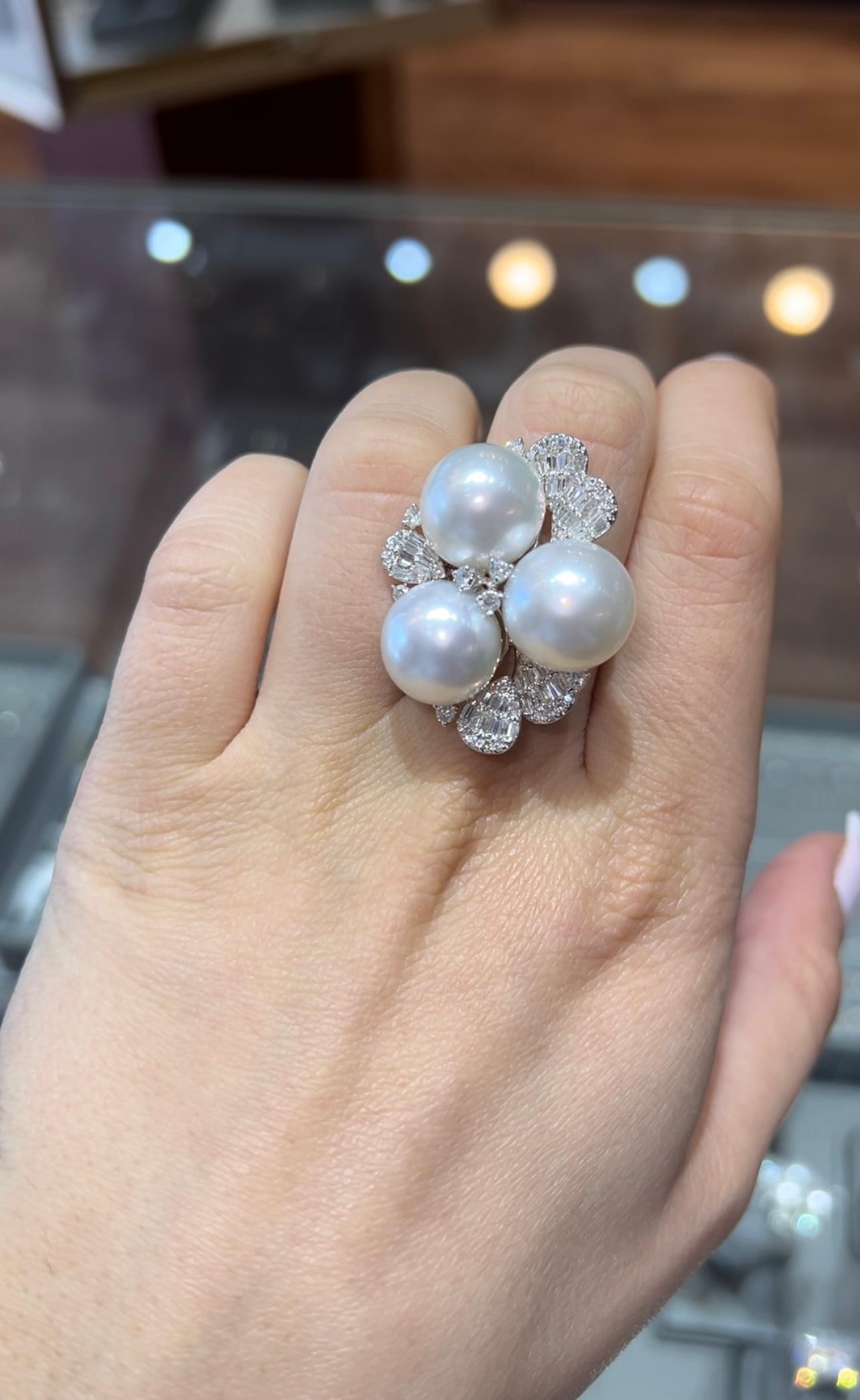 Weißer Südseeperlen-Diamant-Cluster-Statement-Ring 18k Weißgold im Angebot 1