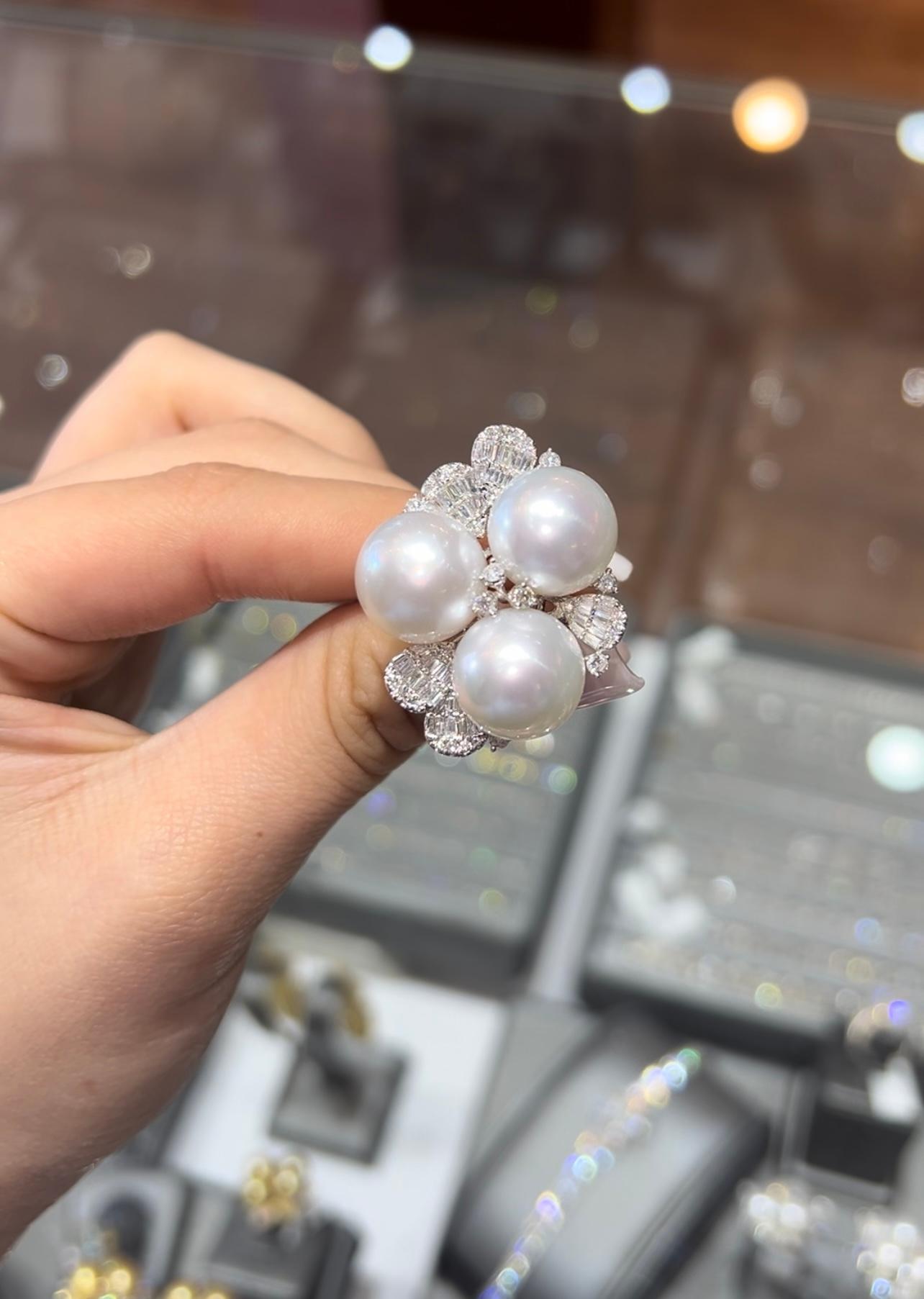 Anello dichiarato con perle bianche dei mari del sud e diamanti a grappolo in oro bianco 18 carati in vendita 2