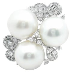 Anillo de oro blanco de 18k con perlas blancas del mar del sur y diamantes en racimo