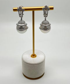 Orecchini con perle bianche dei mari del sud, diamanti e pave, in oro bianco 18 carati