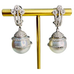 Pendientes de oro blanco de 18 quilates con perlas blancas del mar del sur y diamantes con pavé