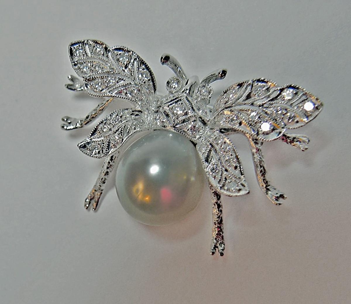 Contemporary White South Sea Pearl Diamond White Gold Bumble Bee Brooch Pin 18 Karat