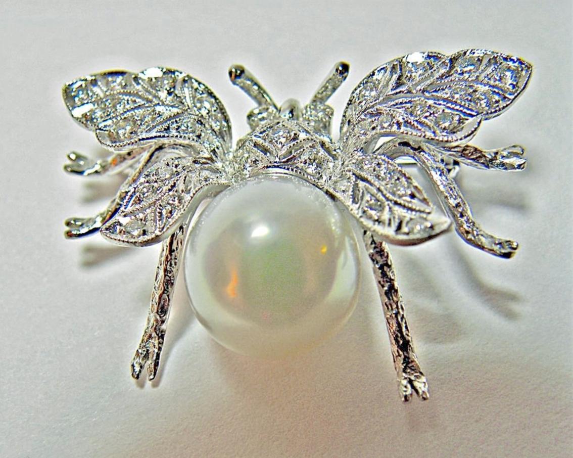 Round Cut White South Sea Pearl Diamond White Gold Bumble Bee Brooch Pin 18 Karat