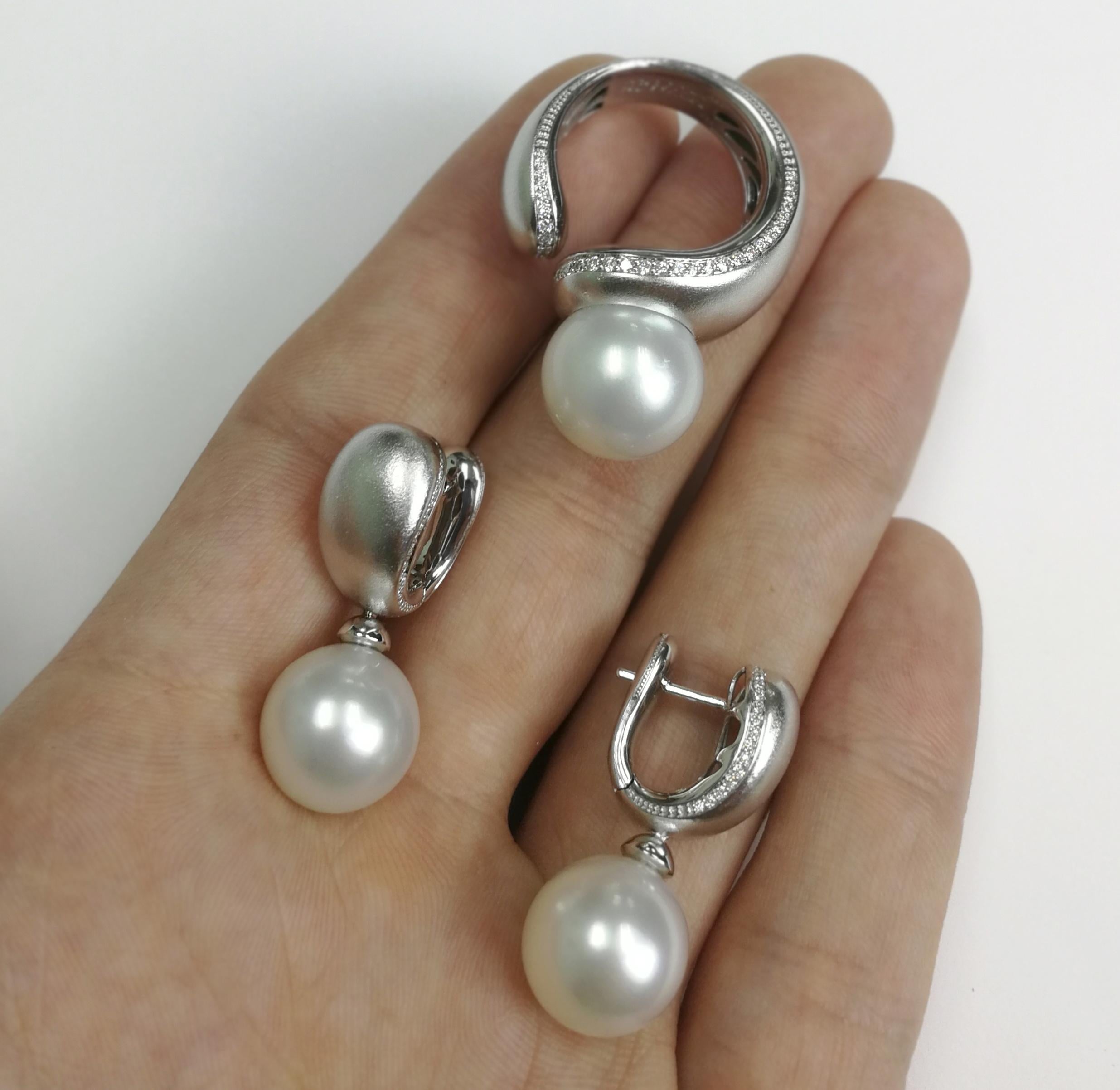 Weiße Südsee Perle Diamanten Cocktail Ring Ohrringe Suite

Sehr komfortables Set. Das glatte Design in Kombination mit der glatten Oberfläche einer Perle ergibt ein perfektes Ergebnis. Rein weiße Diamanten, die sorgfältig ausgewählt wurden, um die