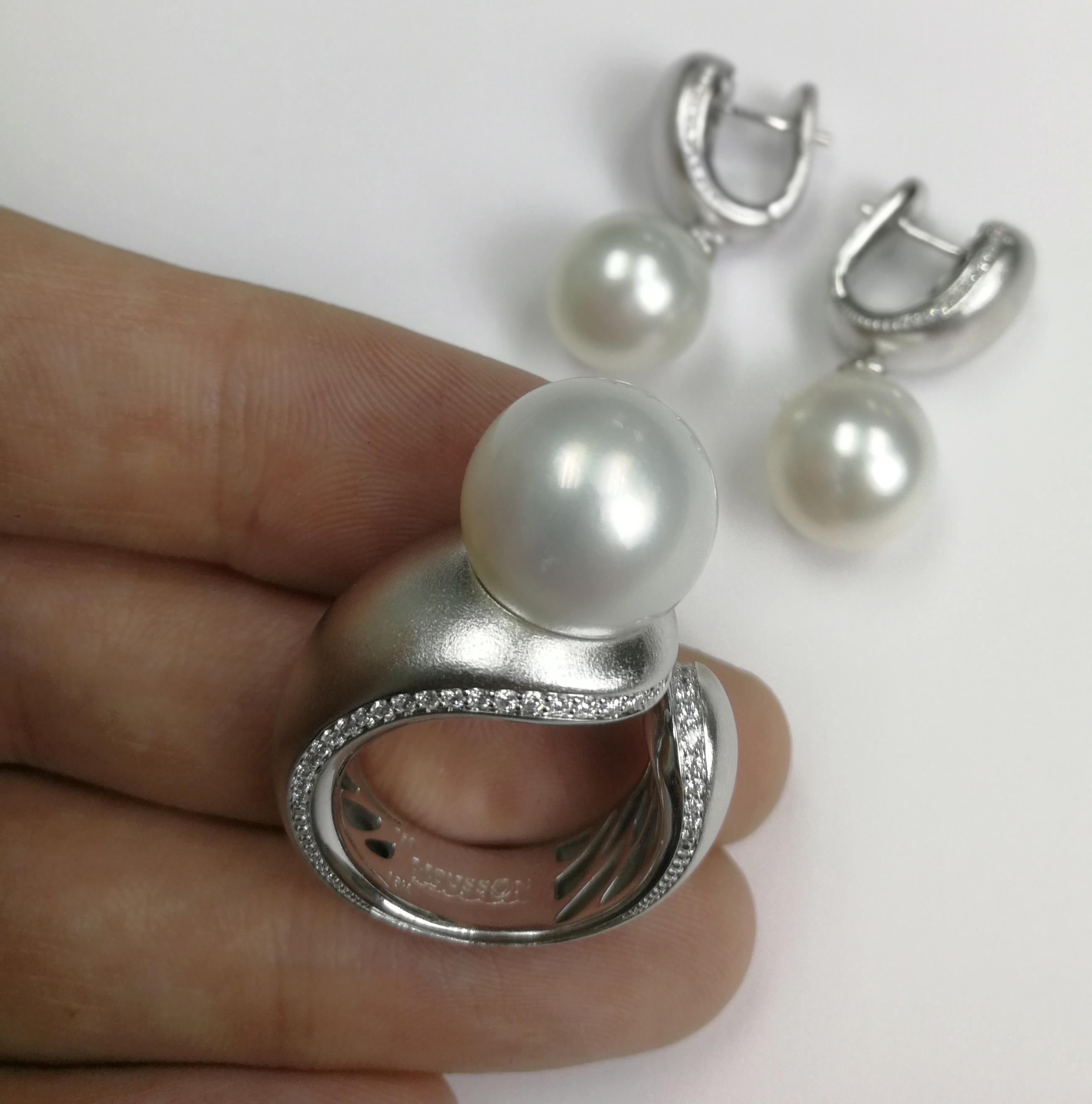 Contemporary White South Sea Pearl Diamonds Cocktail Ring Earrings Suite For Sale