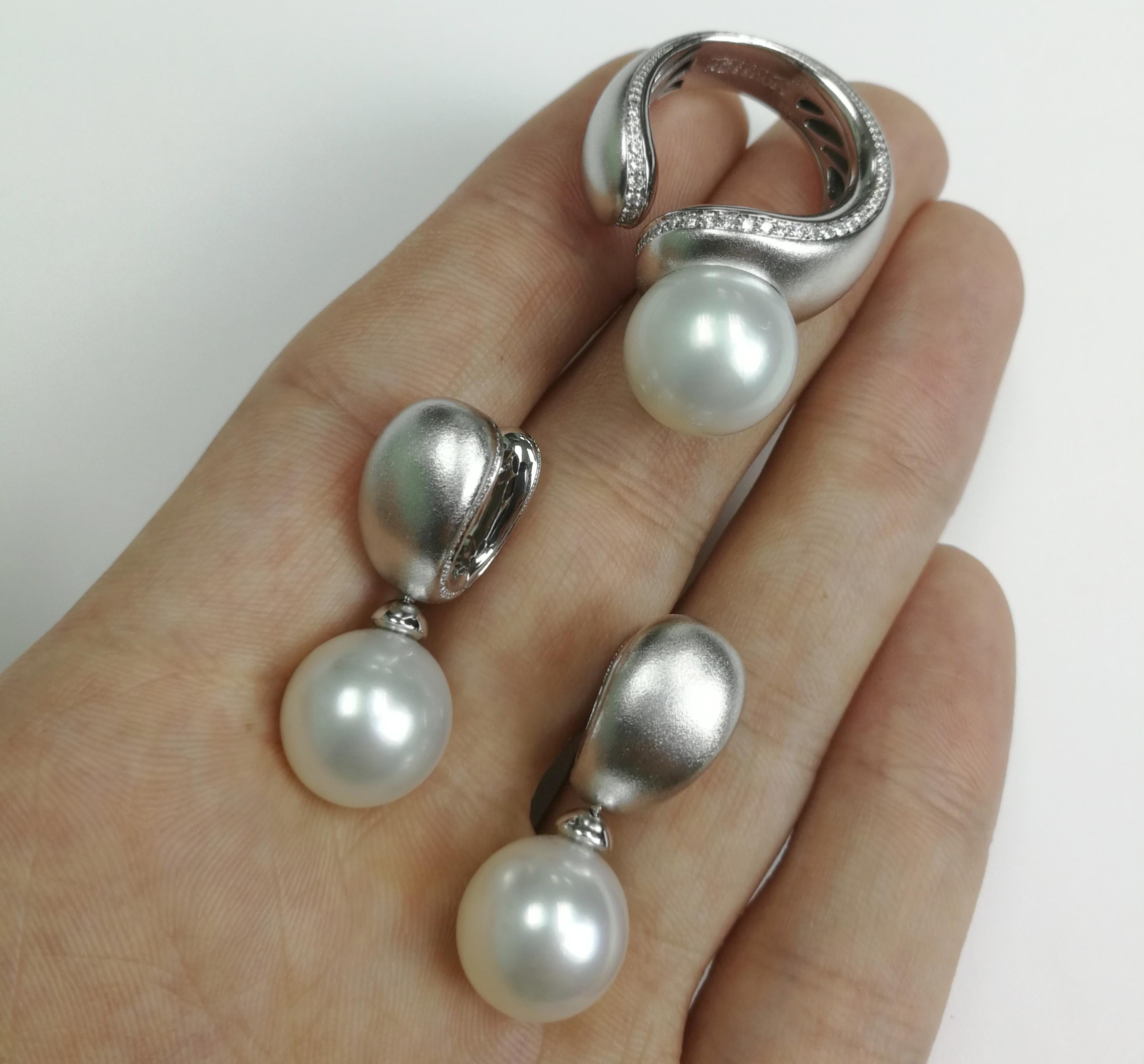 White South Sea Pearl Diamonds Cocktail Ring Earrings Suite In New Condition For Sale In Bangkok, TH