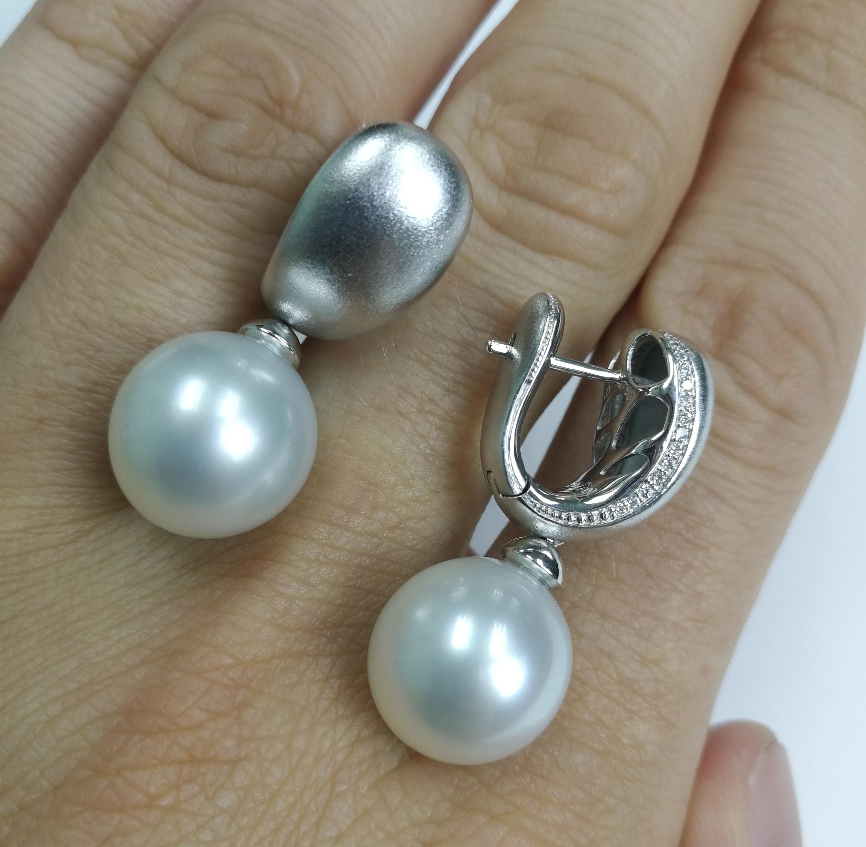 Round Cut White South Sea Pearl Diamonds Earrings For Sale