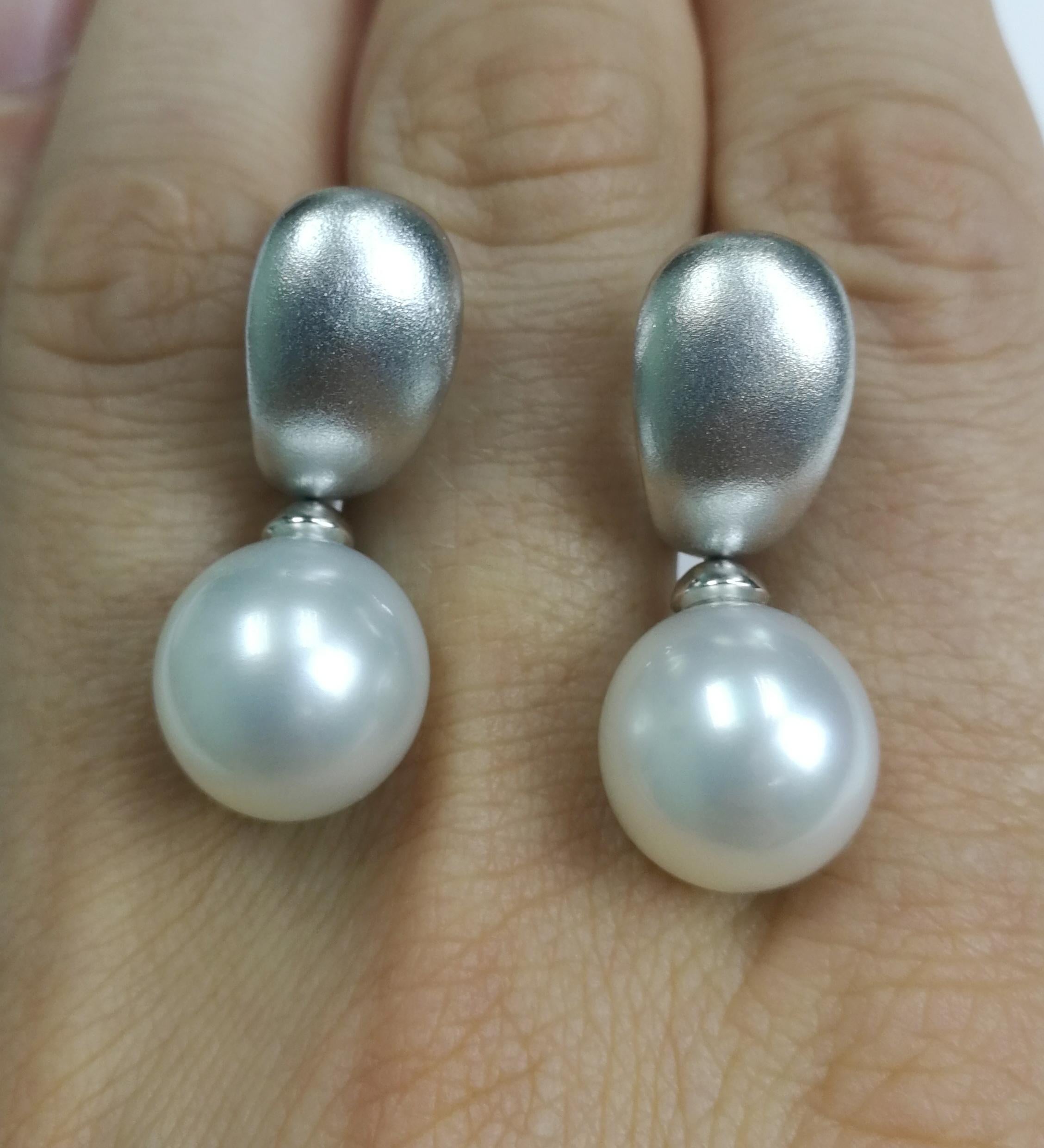 White South Sea Pearl Diamonds Earrings In New Condition For Sale In Bangkok, TH