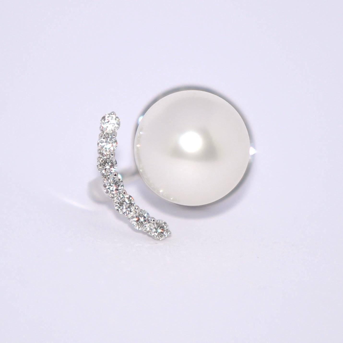 Discover this White South Sea Pearl 10-11 mm Diamonds G/VS ct 0.43 18K White Gold Earrings.
South Sea pearls require no artificial treatments or colouring before being put onto the market. By virtue of such prestige and beauty they are considered