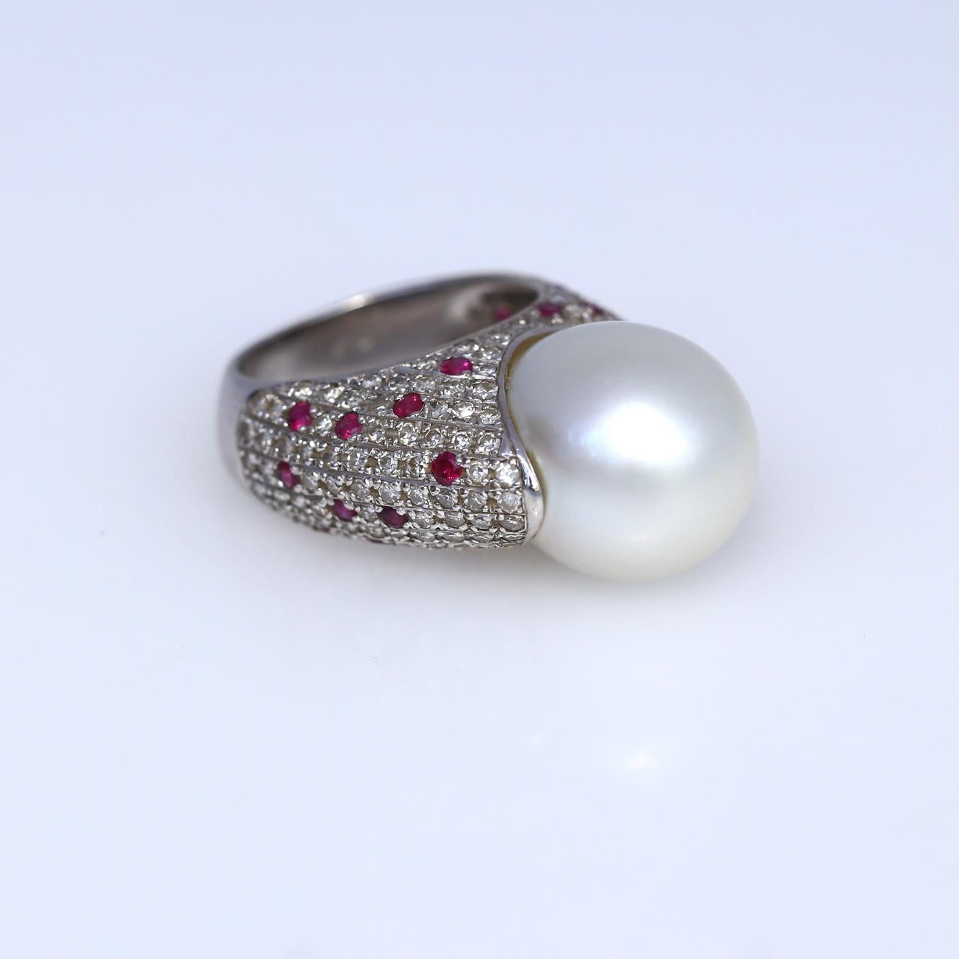 White South Sea Pearl Diamonds Rubies Ring 18k White Gold, 1980 In Good Condition In Herzelia, Tel Aviv