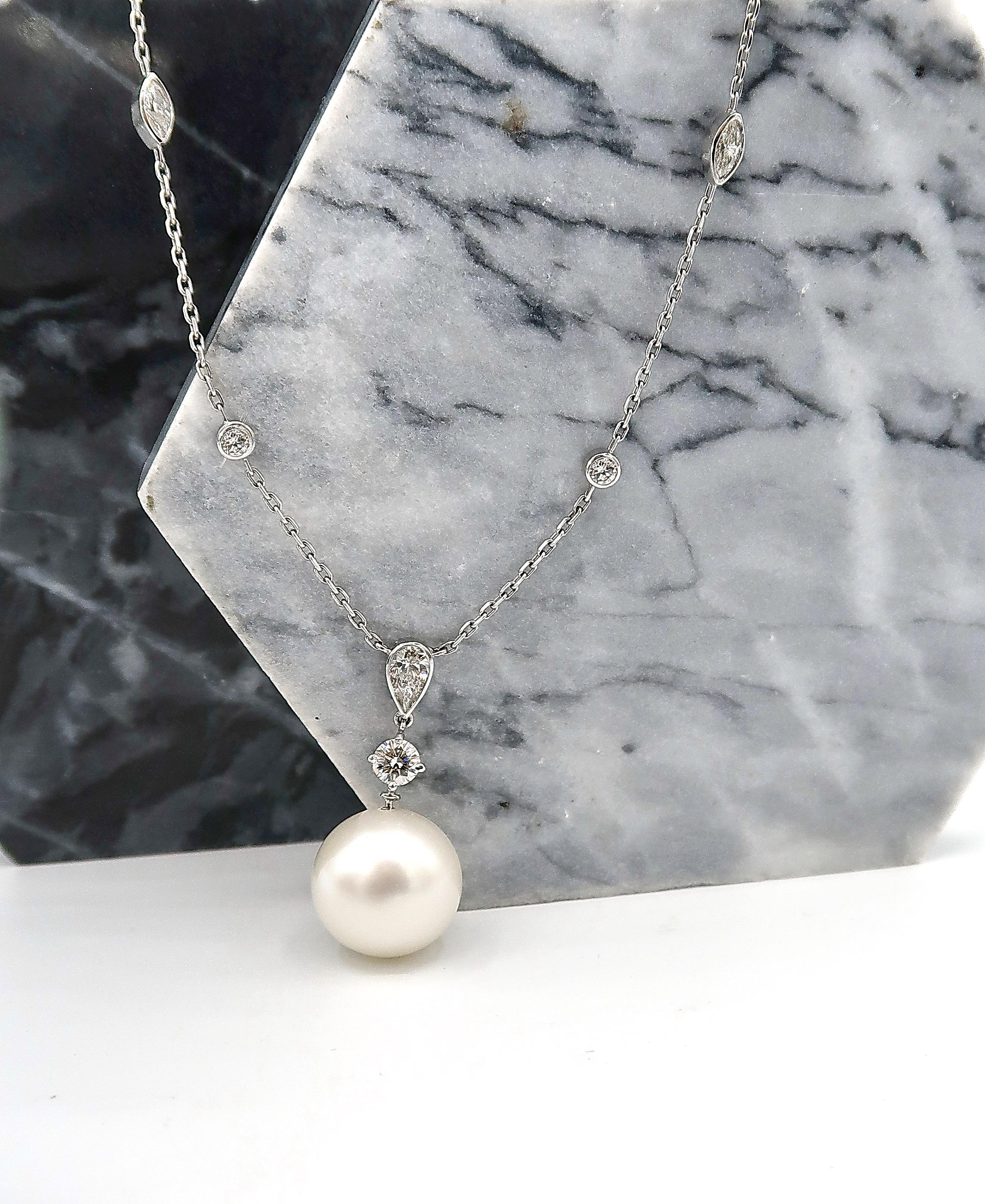 Contemporary White South Sea Pearl Drop and Mixed Cut Diamond 18 Karat Gold Chain Necklace For Sale