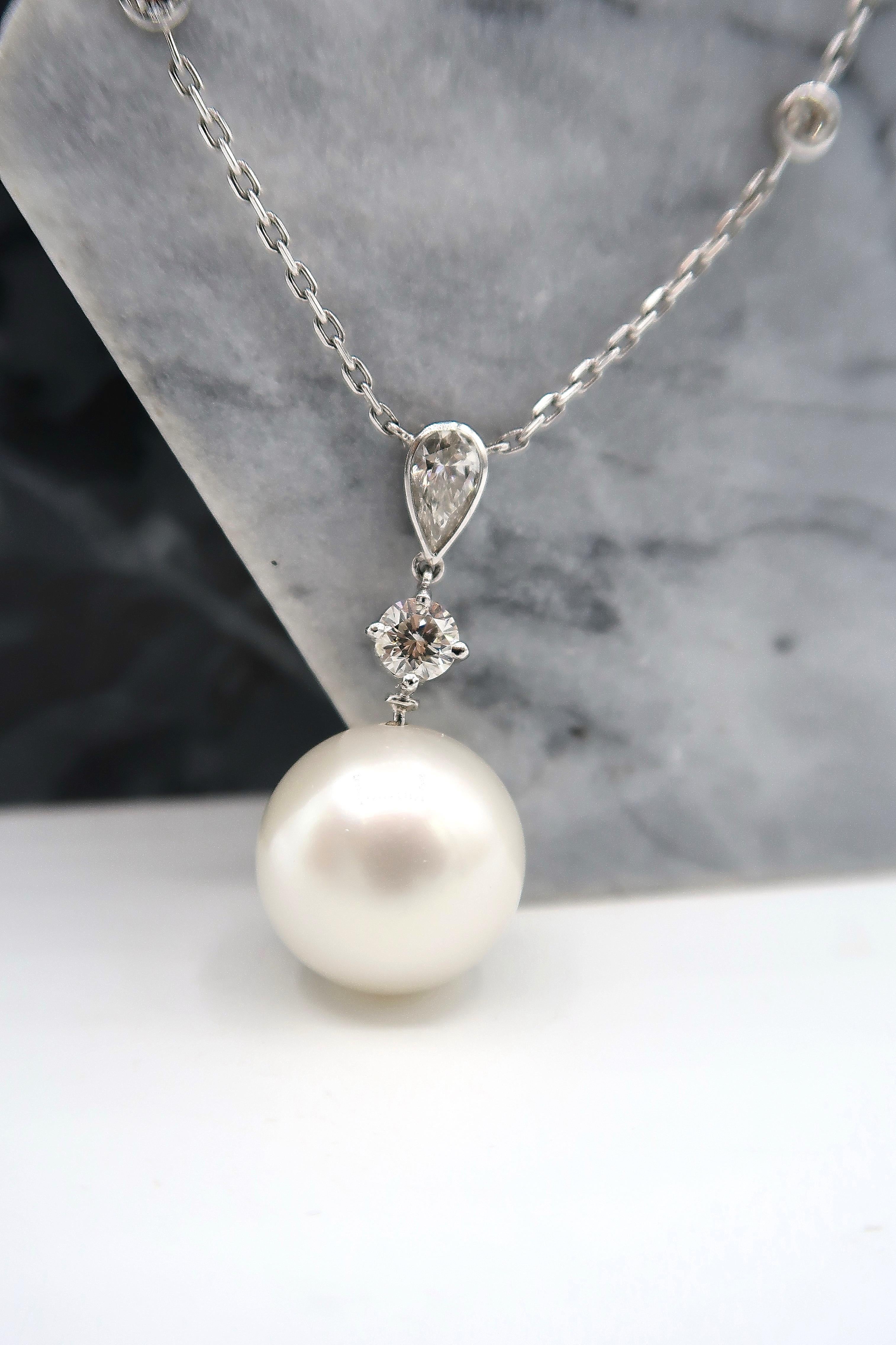 White South Sea Pearl Drop and Mixed Cut Diamond 18 Karat Gold Chain Necklace In New Condition For Sale In Bangkok, TH