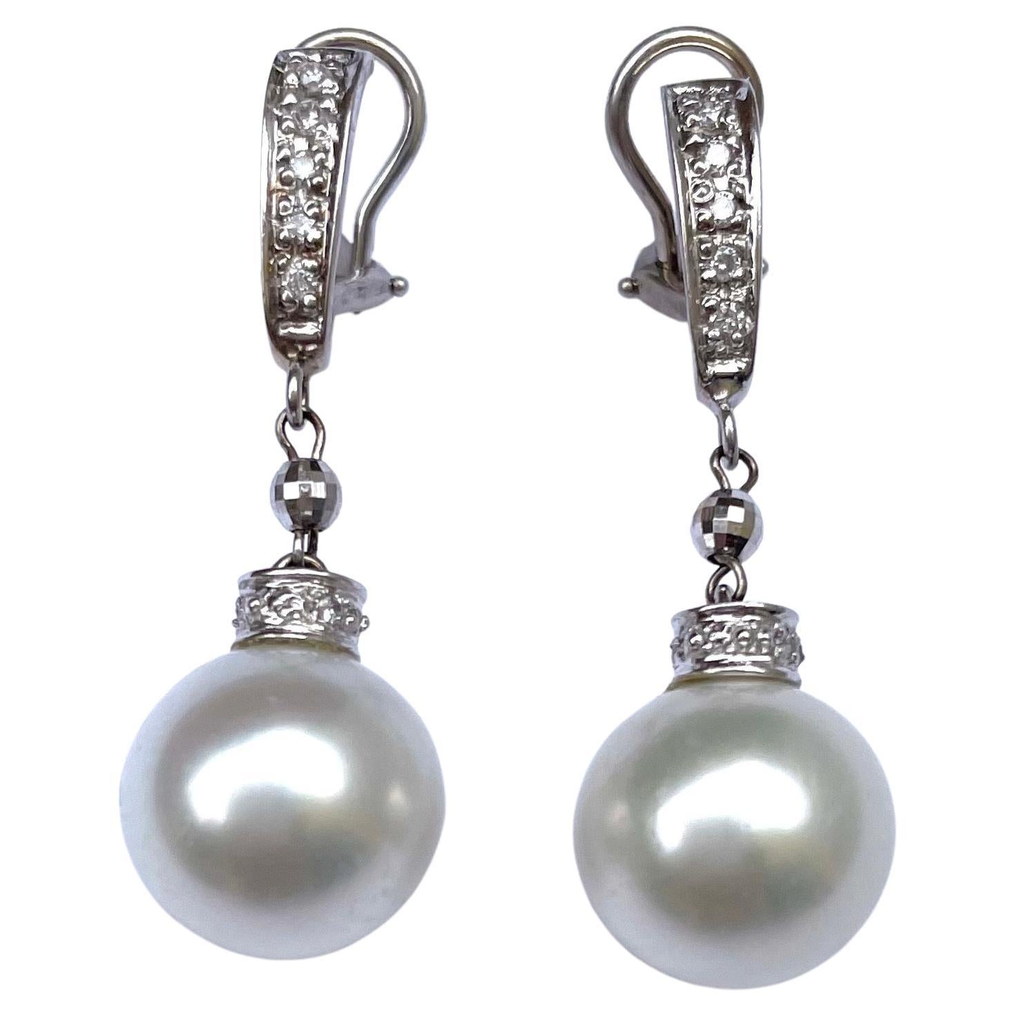 Weiße Südseeperlen-Ohrringe mit Diamanten im Angebot